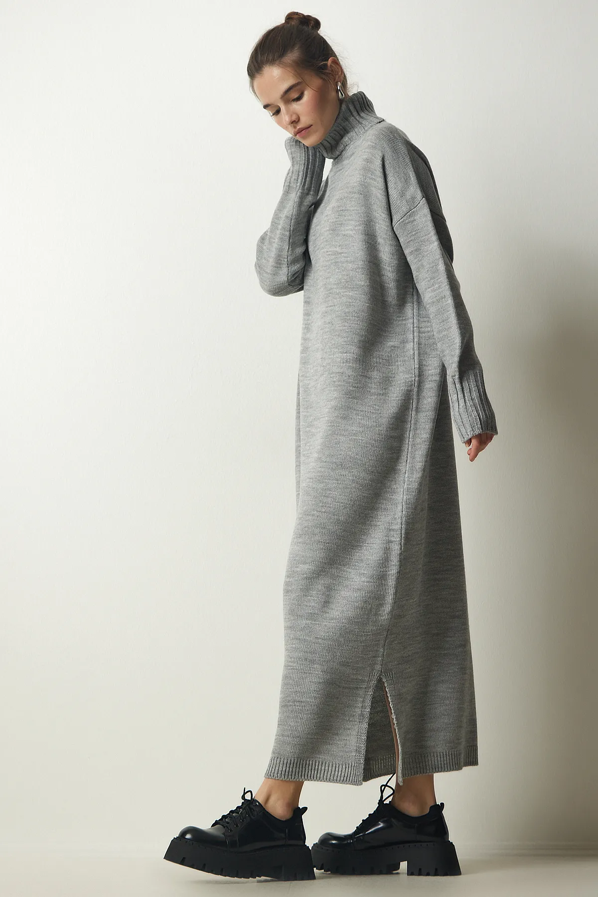 Happiness İstanbul  Graues Damen-Strickkleid mit Rollkragen und Schlitz in Übergröße PF00042