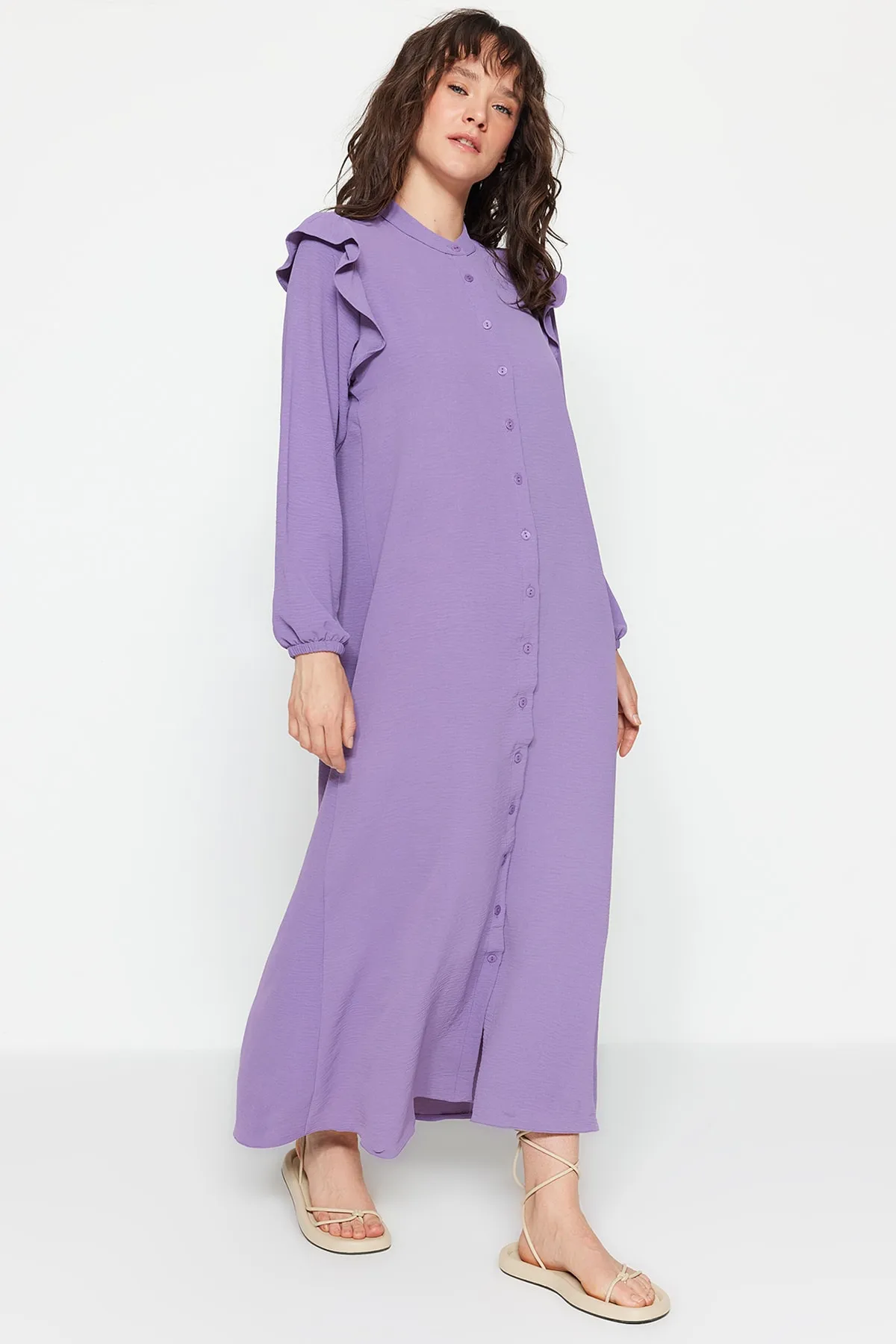 Trendyol Modest  Lilafarbenes, gewebtes Aerobin-Hemdkleid mit Rüschen an den Schultern TCTSS23EB00107