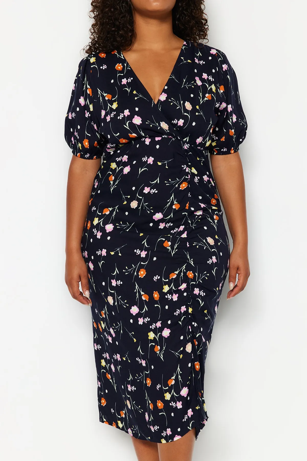 Trendyol Curve  Marineblaues gewebtes Kleid mit zweireihigem Kragen und Blumenmuster TBBSS23AH00255