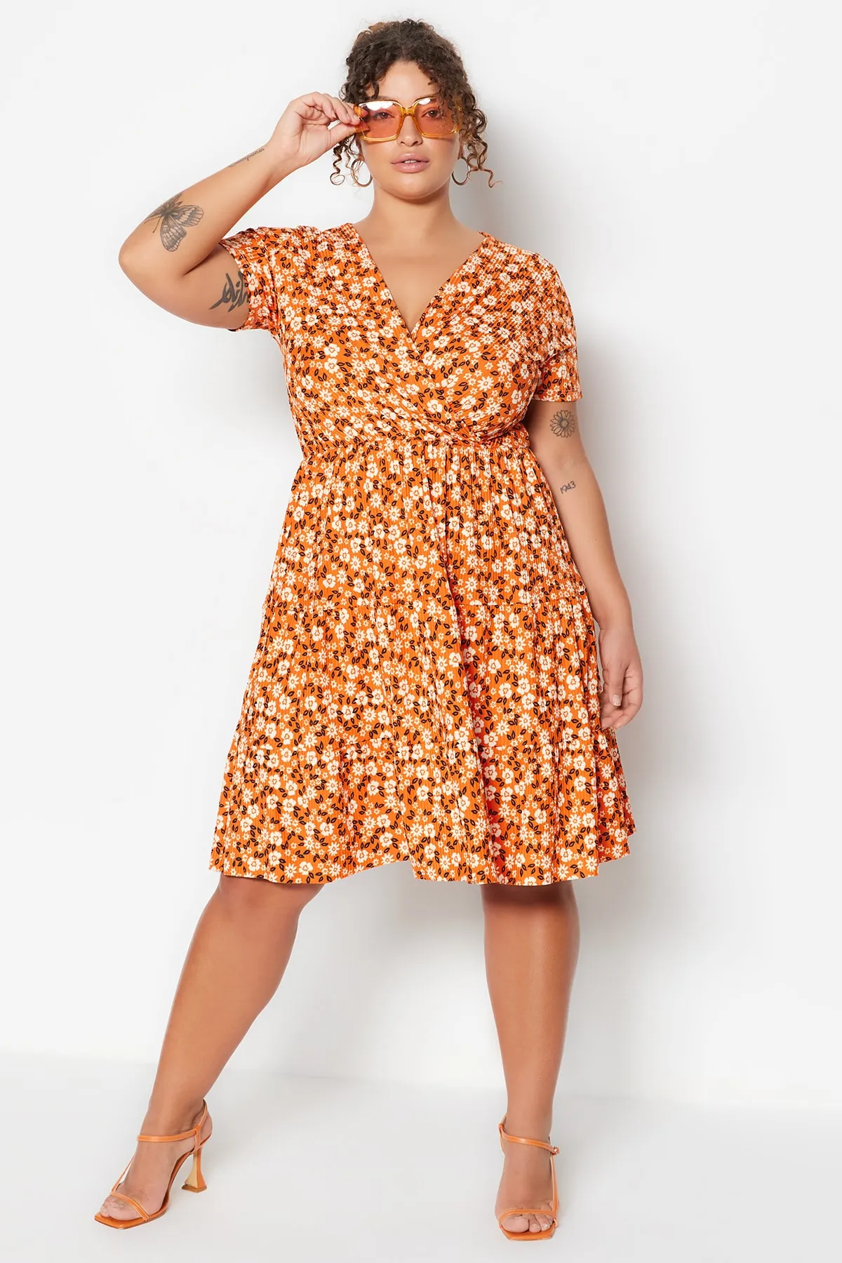 Trendyol Curve  Orangefarbenes Strickkleid mit V-Ausschnitt und Blumenmuster TBBSS22EL1638
