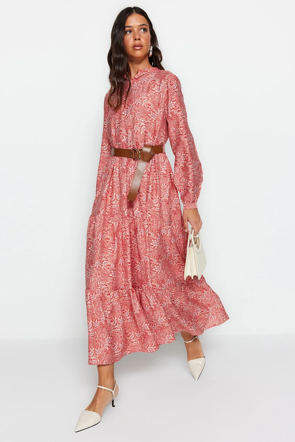 Trendyol Modest  Gewebtes Kleid mit gefliestem Gürtelrock, Volant und Blumenmuster, gefüttert TCTSS23EB00111