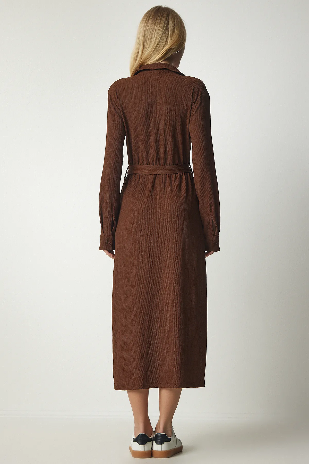 Happiness İstanbul  Braunes langes Hemdkleid mit Gürtel für Damen UB00187