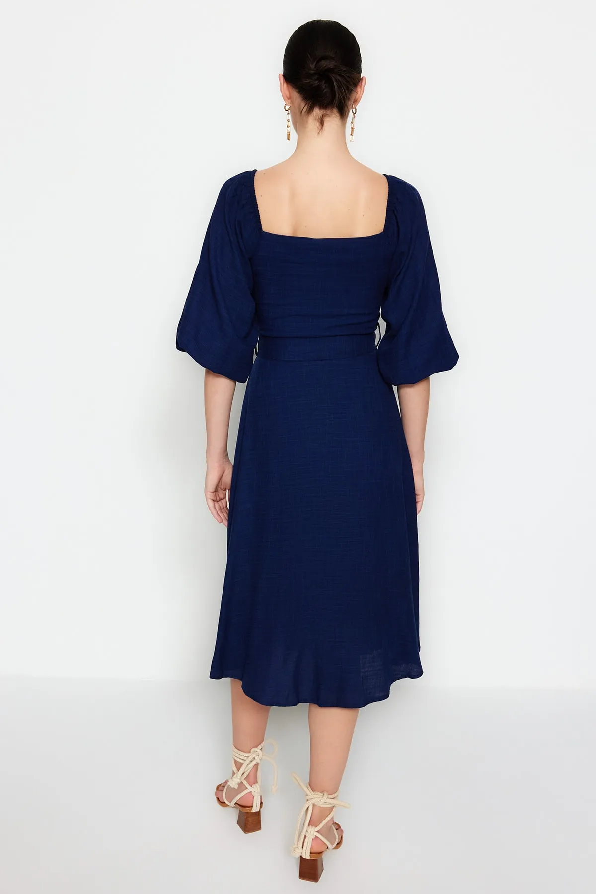 Trendyol Collection  Marineblaues, gewebtes Midikleid mit Gürtel und Knöpfen TWOSS19IE0009