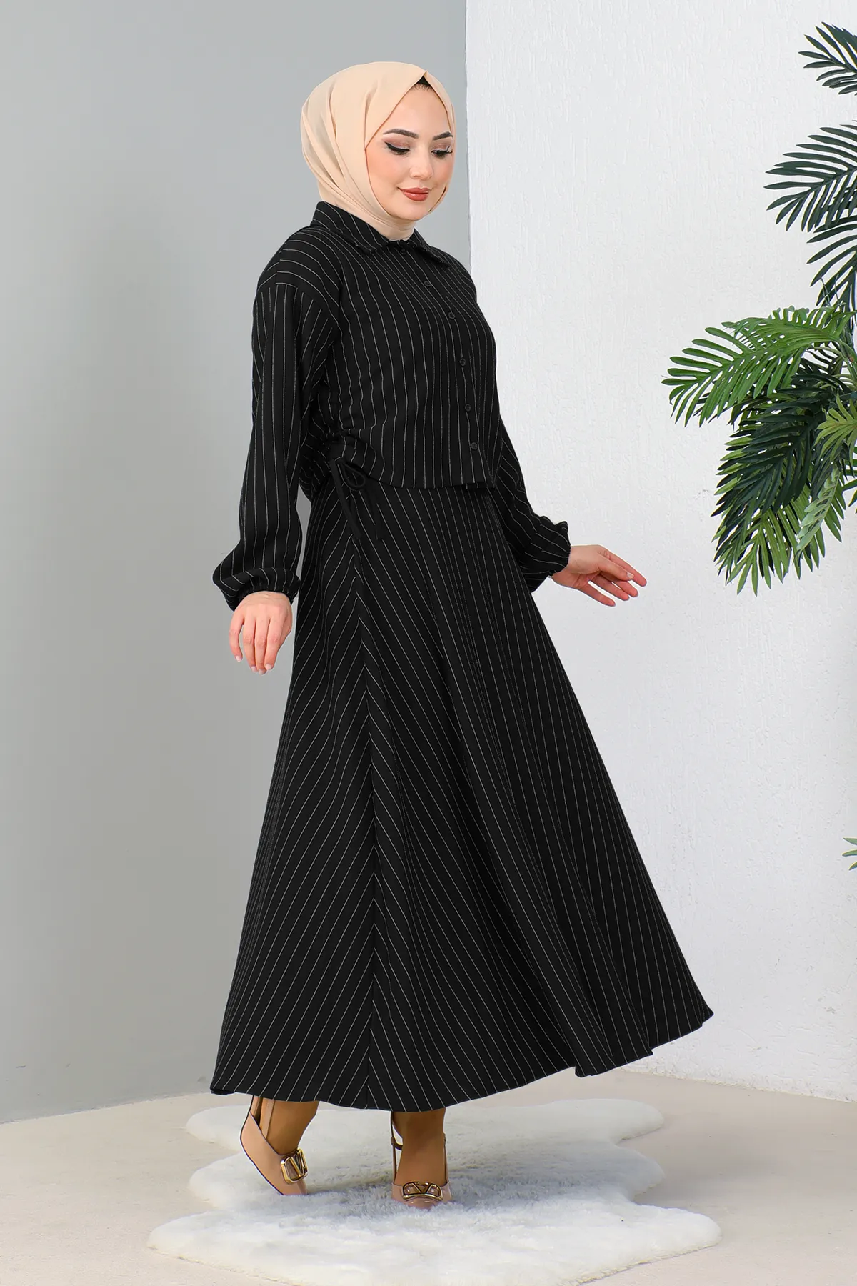 MODAQU  Schwarzes Set aus Hemd und Rock – seitlich gerafft