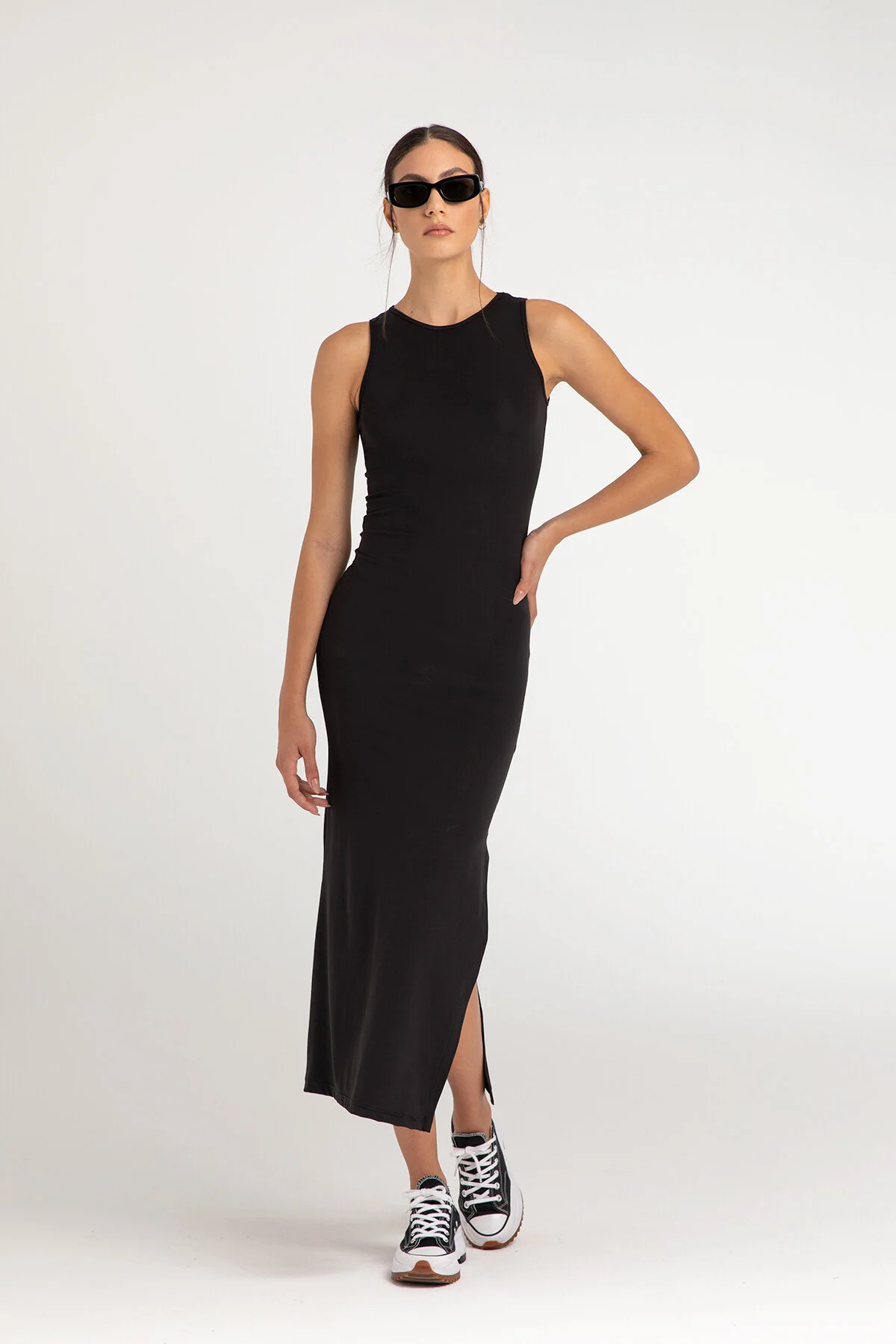 SHEISMONO  Soft-Touch-Schlitz-detailliertes ärmelloses Kleid in Schwarz