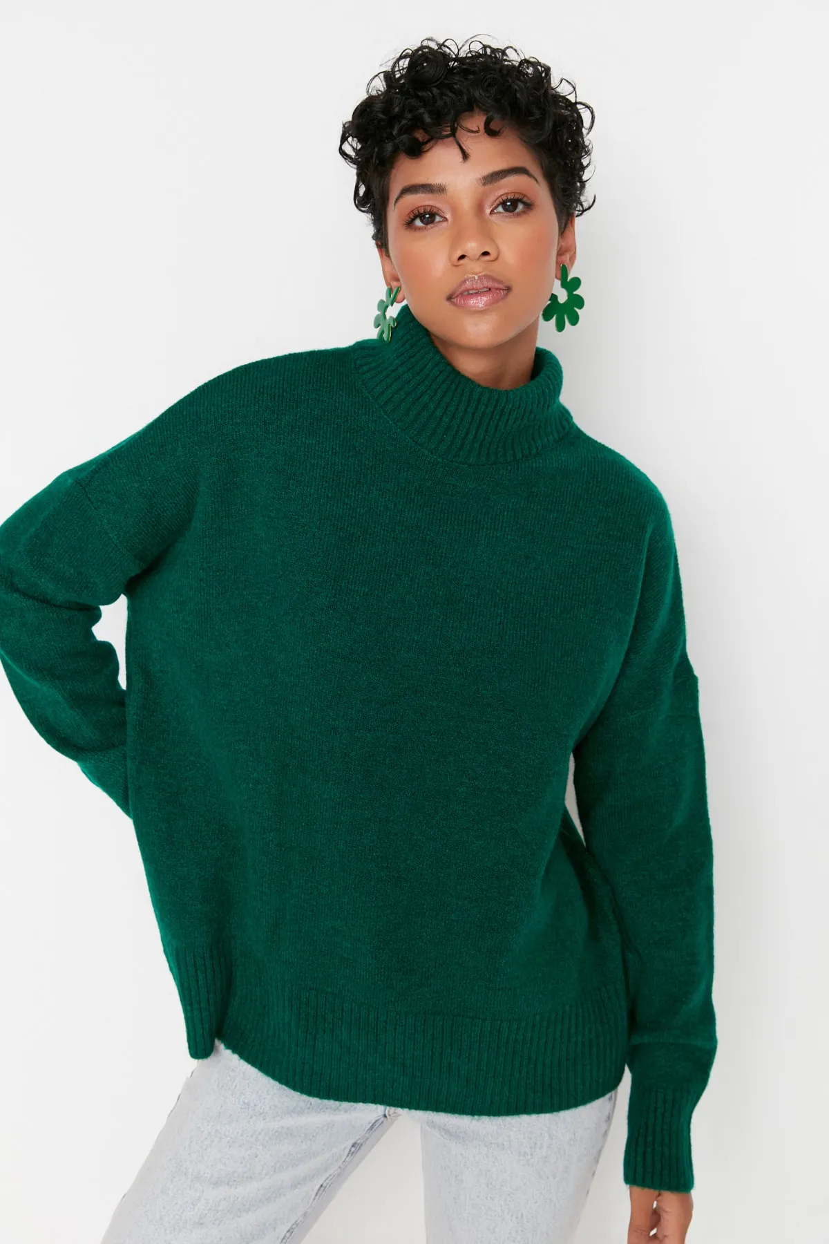 Trendyol Collection  Smaragdgrüner, weich strukturierter Strickpullover mit Stehkragen und weiter Passform TWOAW23KZ00469