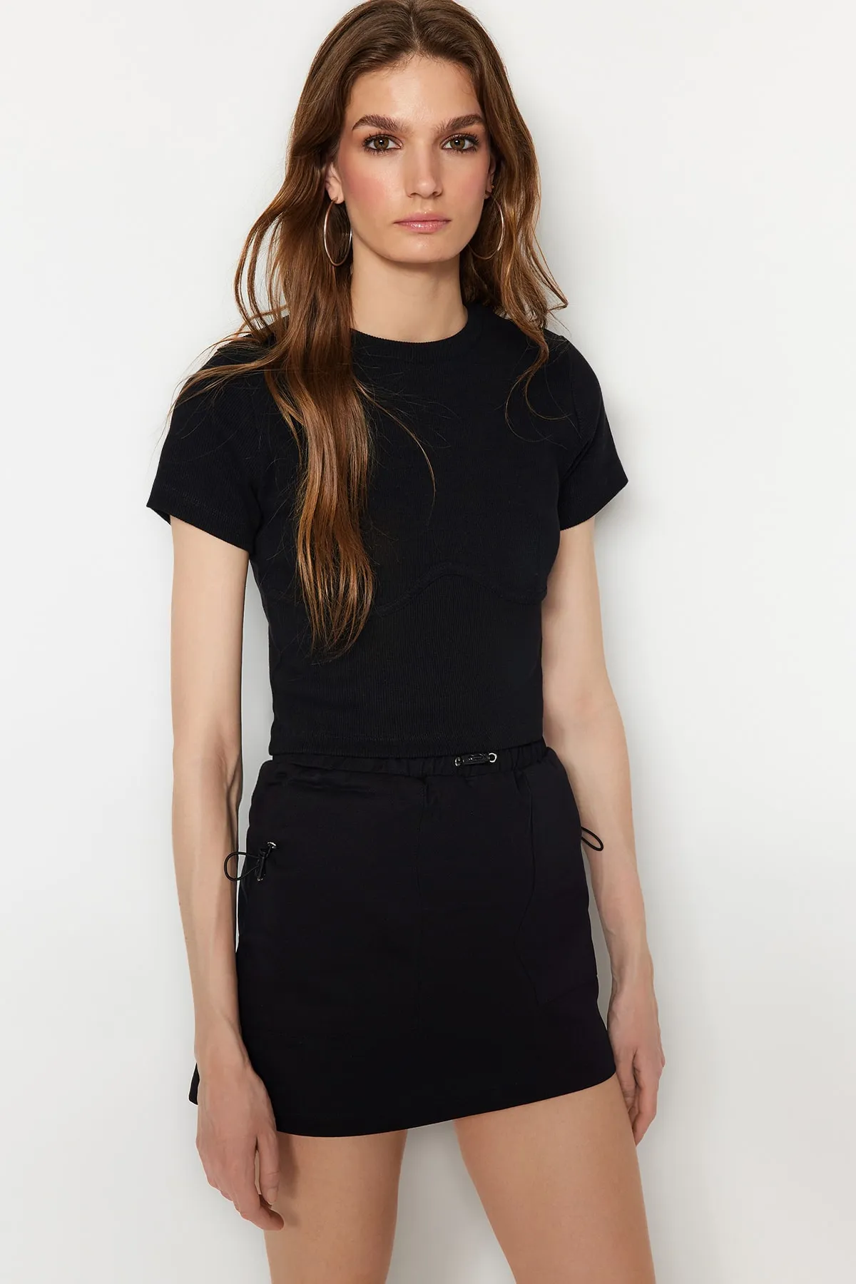 Trendyol Collection  Schwarze, gerippte, dehnbare Strickbluse mit Rundhalsausschnitt und detaillierter Paspelierung TWOAW21BZ0638