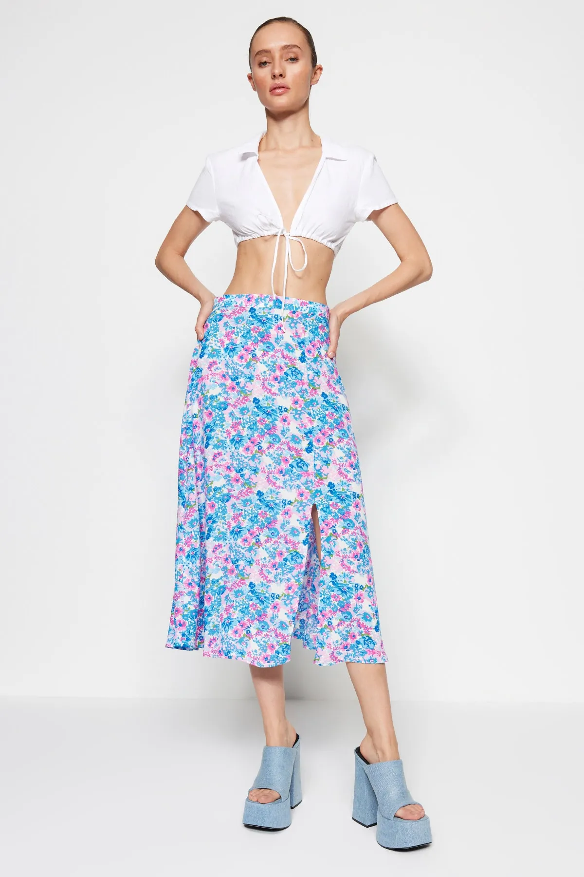 Trendyol Collection  Indigo-ecrufarbener Midi-Webrock aus Viskosestoff mit Schlitz und detailliertem Blumenmuster TWOSS20ET0230