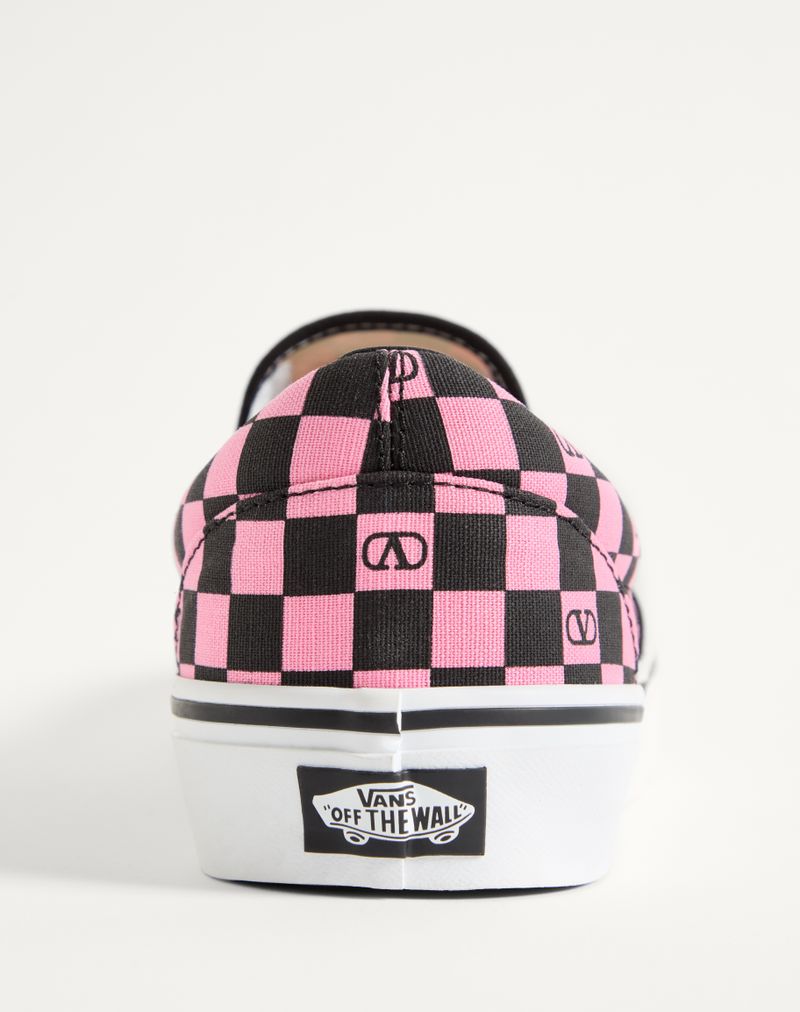 Tênis slip-on Valentino Garavani e Vans em tecido com estampa xadrez do logo V.