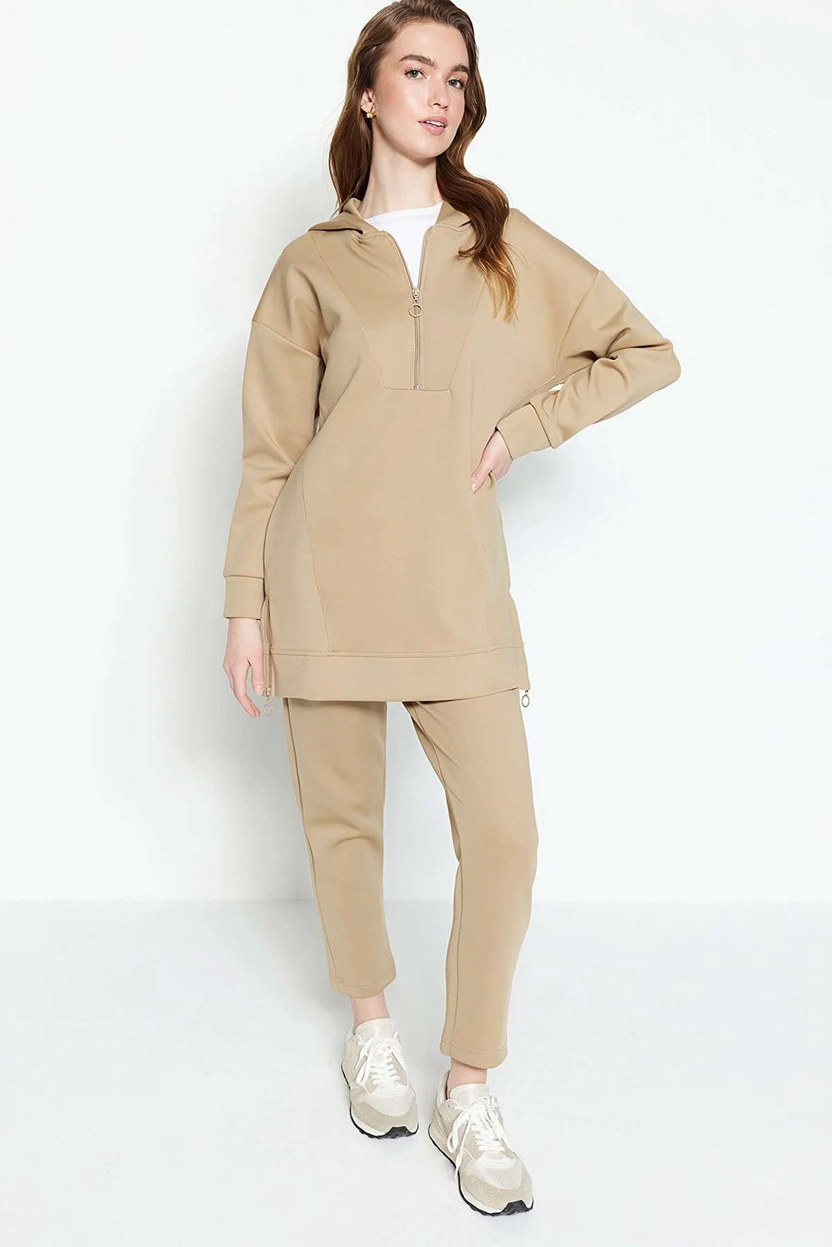 Trendyol Modest  Cremefarbener Trainingsanzug mit Reißverschluss vorne und weicher Struktur aus Scuba-Strick TCTSS23EN00005