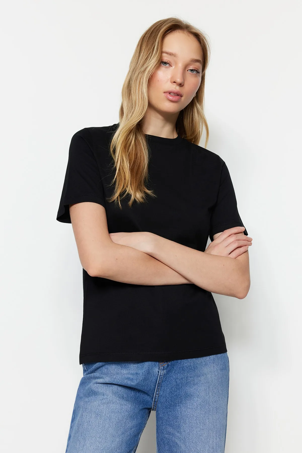 Trendyol Collection  Schwarzes Basic-Strick-T-Shirt mit Rundhalsausschnitt aus 100 % Baumwolle TWOSS23TS00000