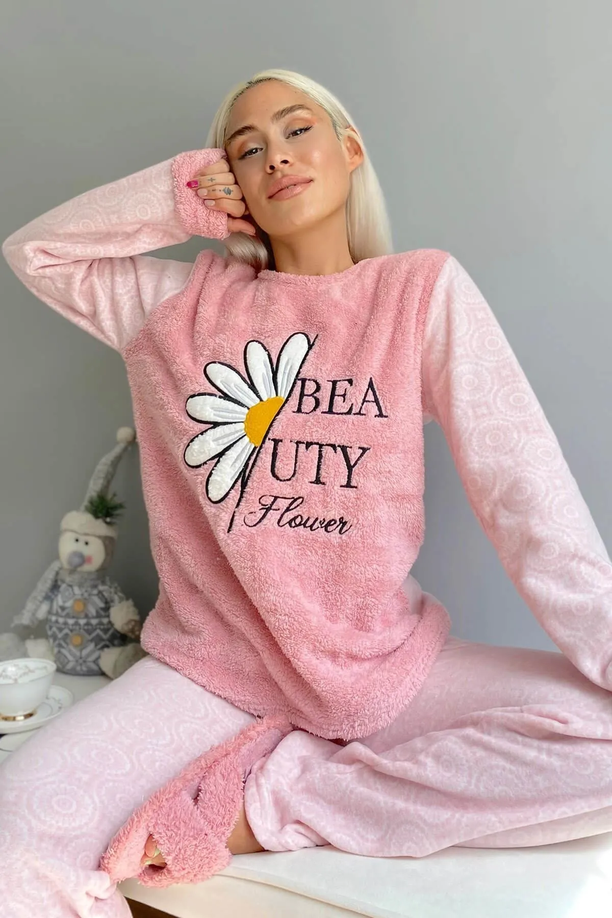 Pijamaevi  Plüsch-Pyjama-Set für Damen mit rosa Gänseblümchenmuster