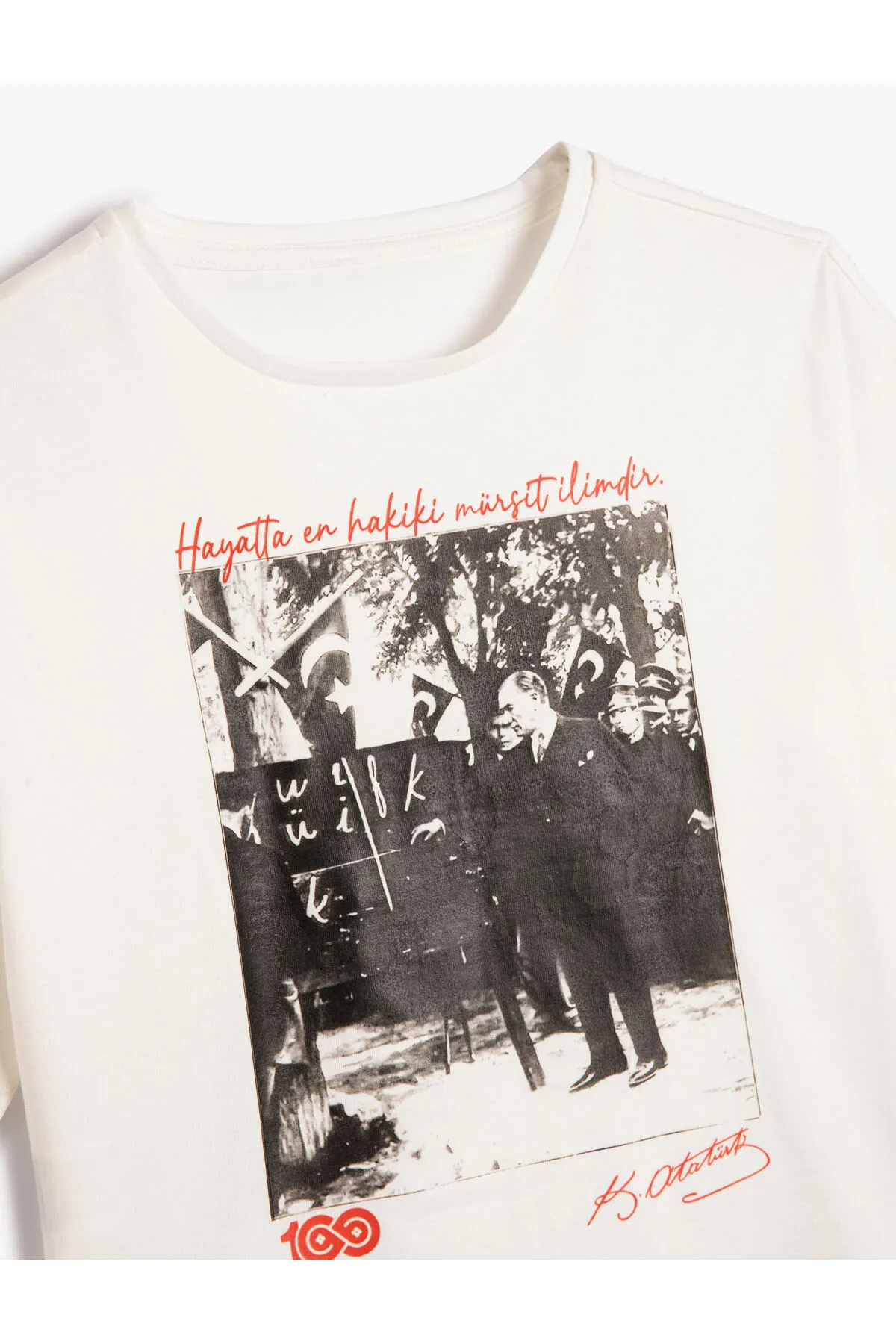 Koton  Atatürk bedrucktes T-Shirt aus Baumwolle mit kurzen Ärmeln und Rundhalsausschnitt