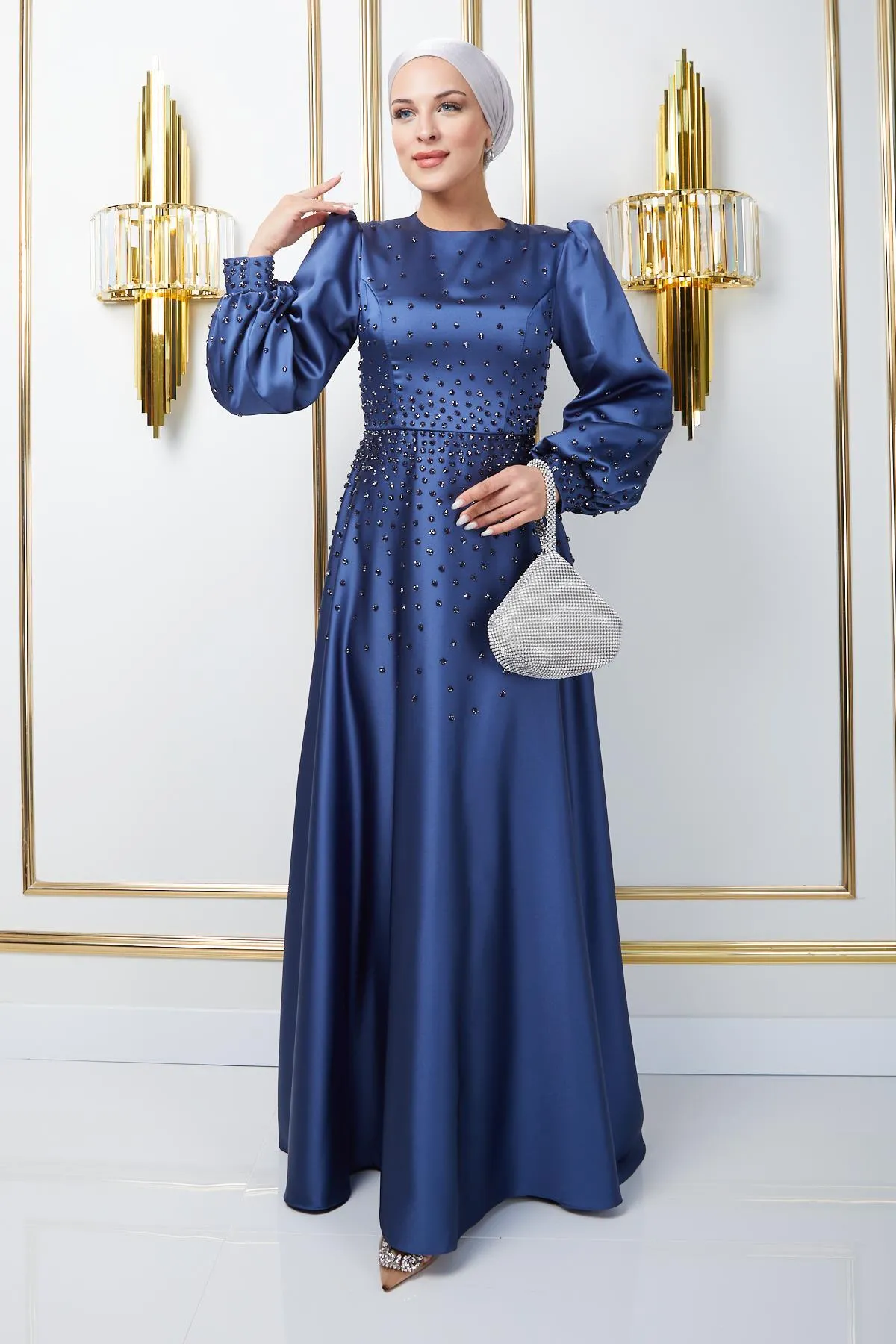 Olcay  Satin-Abendkleid mit verteilten Steindetails auf der Vorderseite und den Ärmeln K. INDİGO 1658