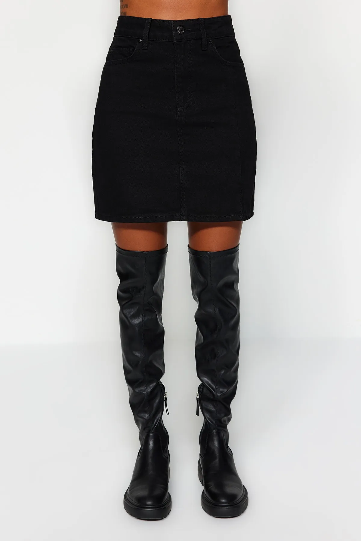 Trendyol Collection  Schwarzer geschlitzter High-Waist-Mini-Jeansrock TWOAW23ET00285