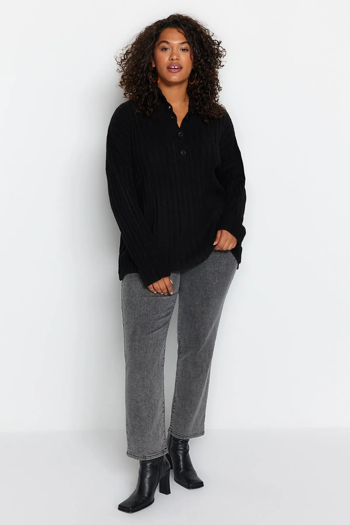 Trendyol Curve  Schwarzer Strickpullover mit Knopfverschluss TBBAW24AN00045