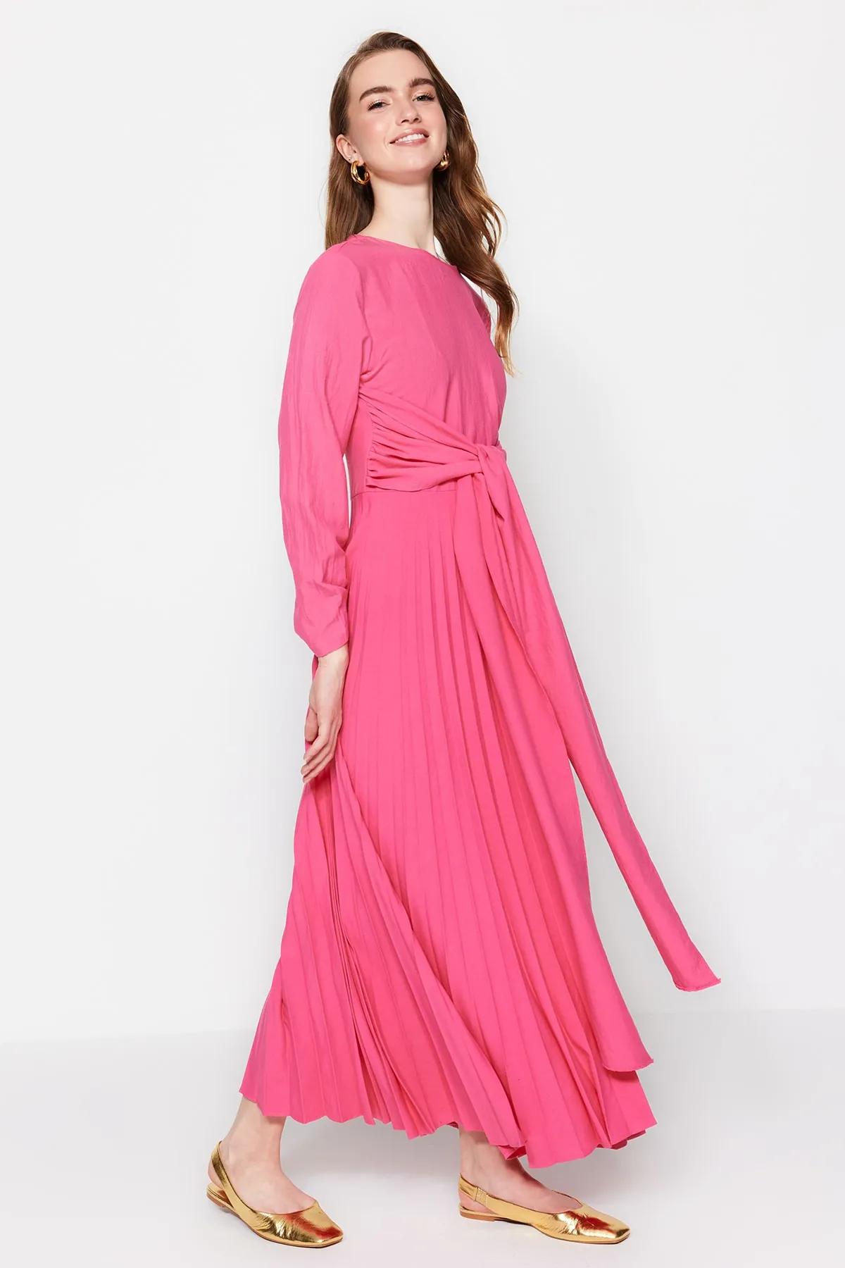 Trendyol Modest  Rosa Plisseekleid mit Taillengürtel TCTSS23DB00001