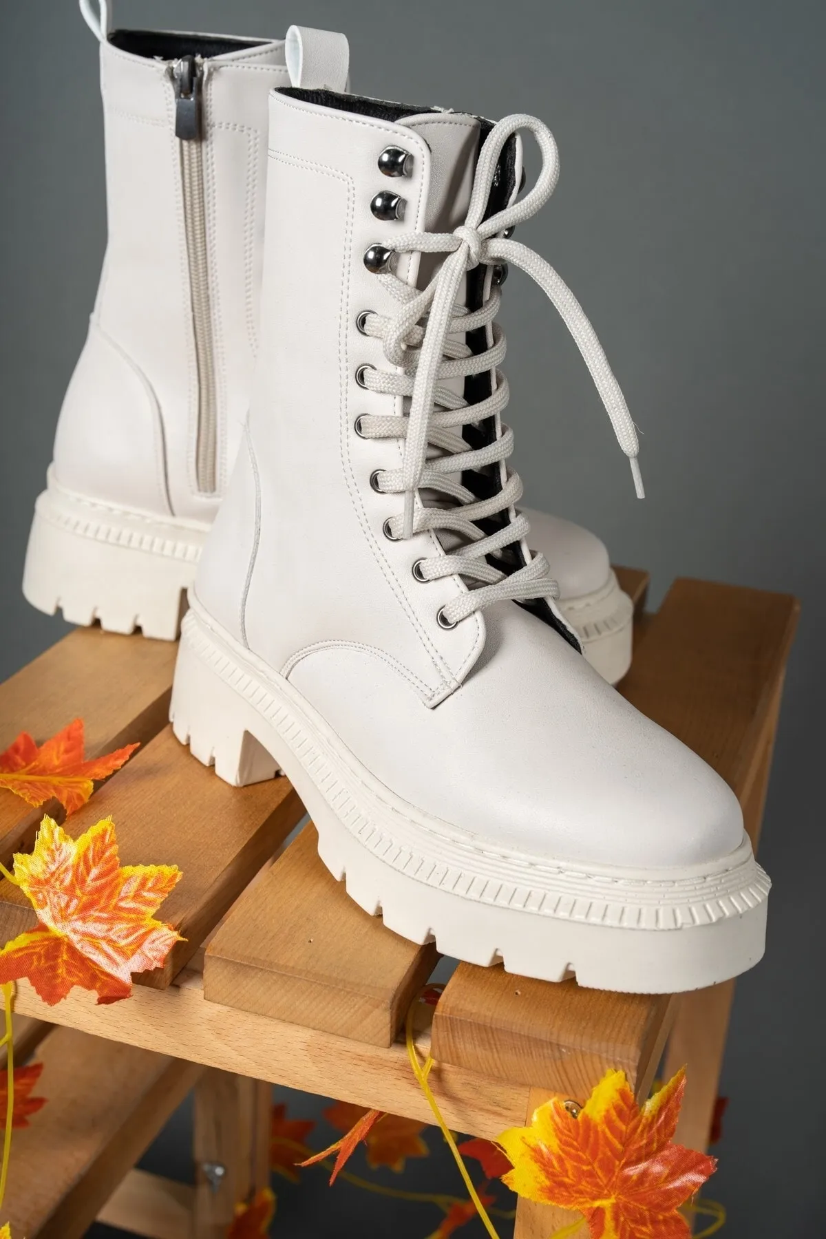 Riccon  Beigefarbene Damenstiefel mit Reißverschluss 0012299