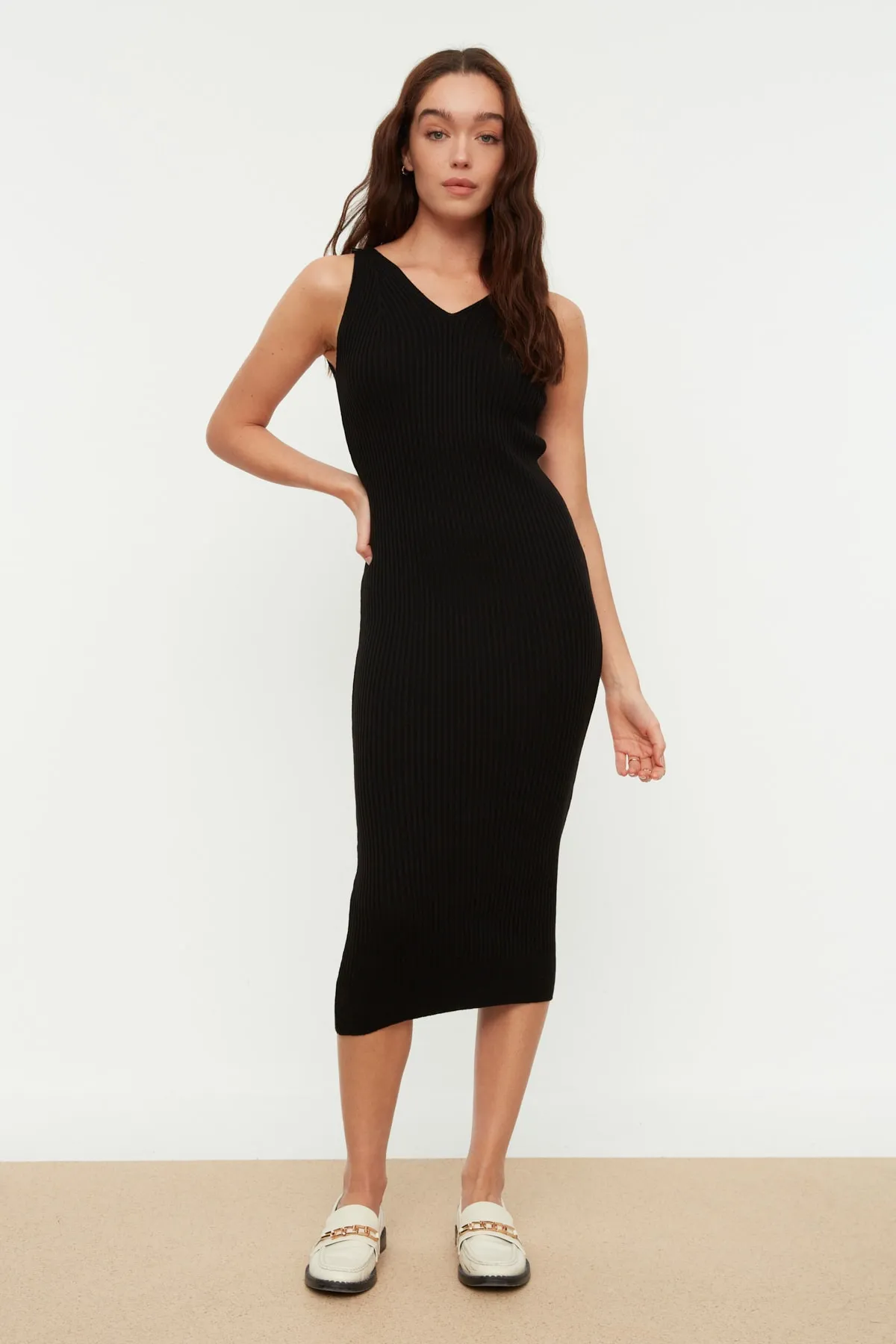 Trendyol Collection  Schwarzes Midi-Strickkleid mit V-Ausschnitt TWOSS21EL0238