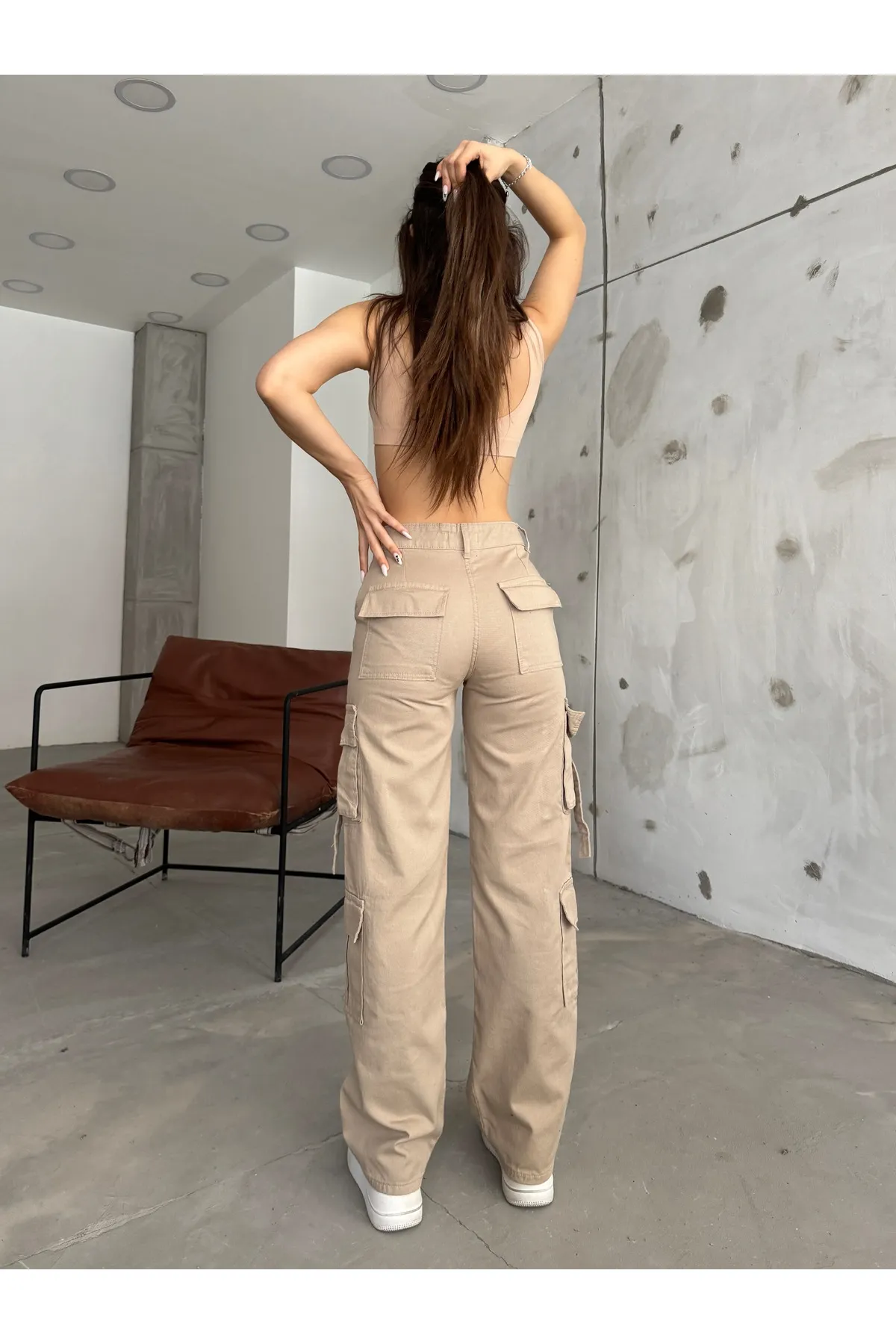 BİKELİFE  Beigefarbene Cargohose mit hoher Taille und mehreren Taschen und weitem Bein