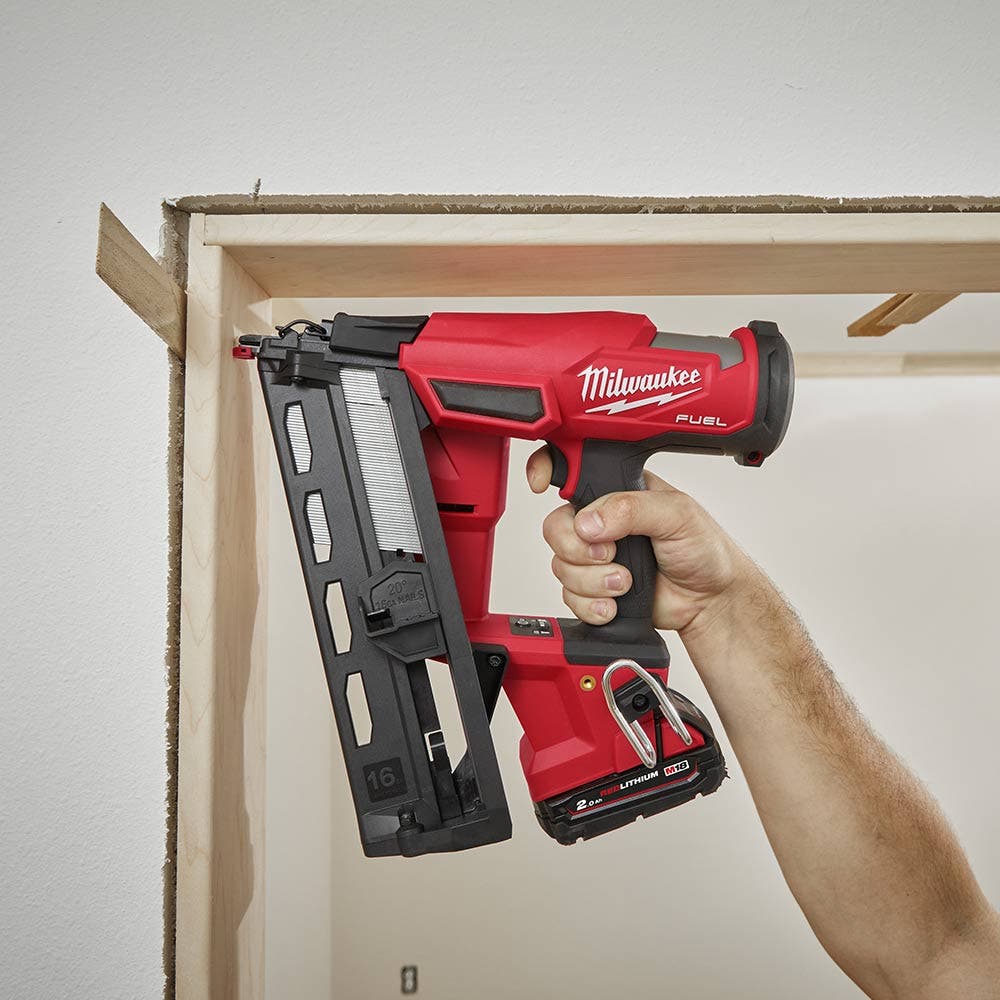 Pregador pneumático de acabamento Milwaukee Fuel 18V, calibre 16, ângulo reto de 20 graus, modelo M18FN16GA-0C