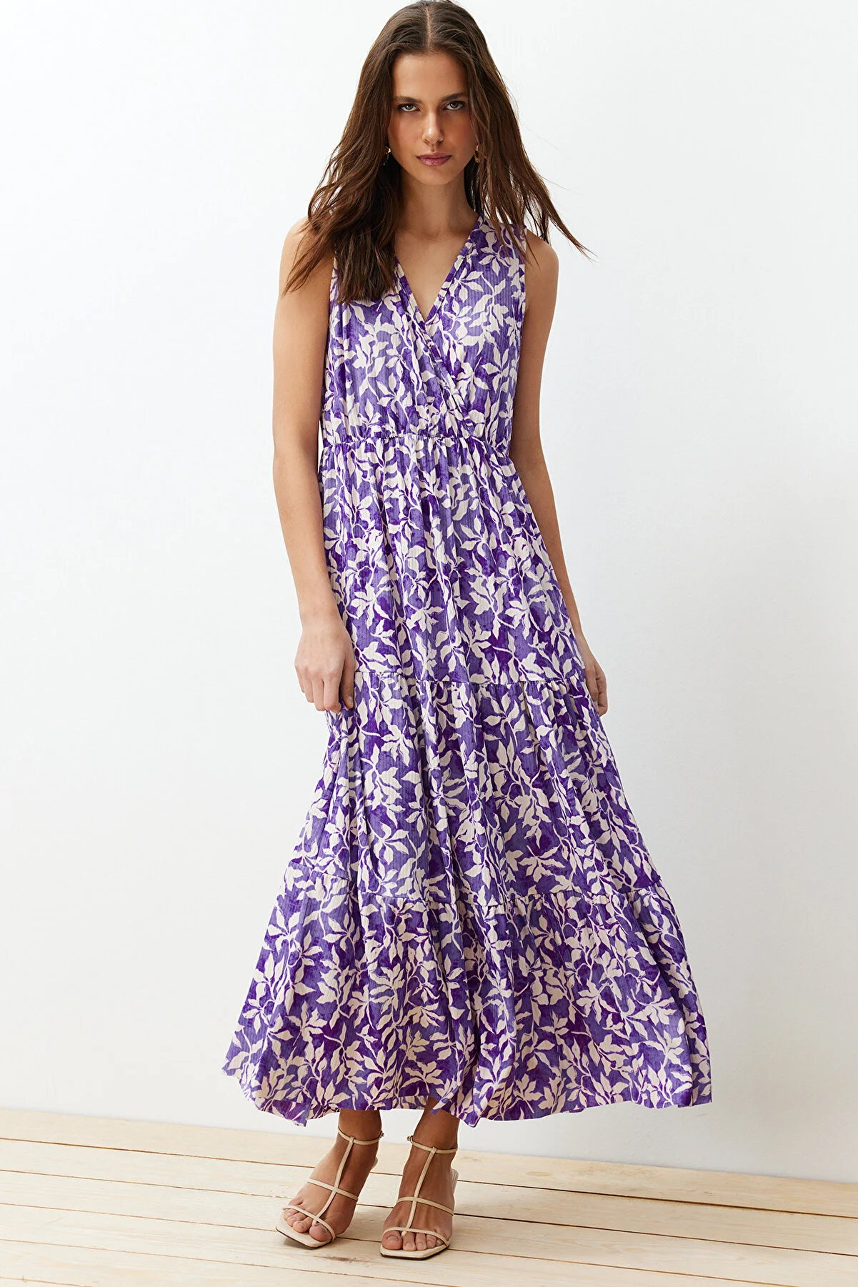 Trendyol Collection  Dunkelviolettes, florales A-Linien-Maxikleid mit V-Ausschnitt und ärmellosem A-Linien-Polyester-Camisole-Maxikleid TWOSS22EL1588