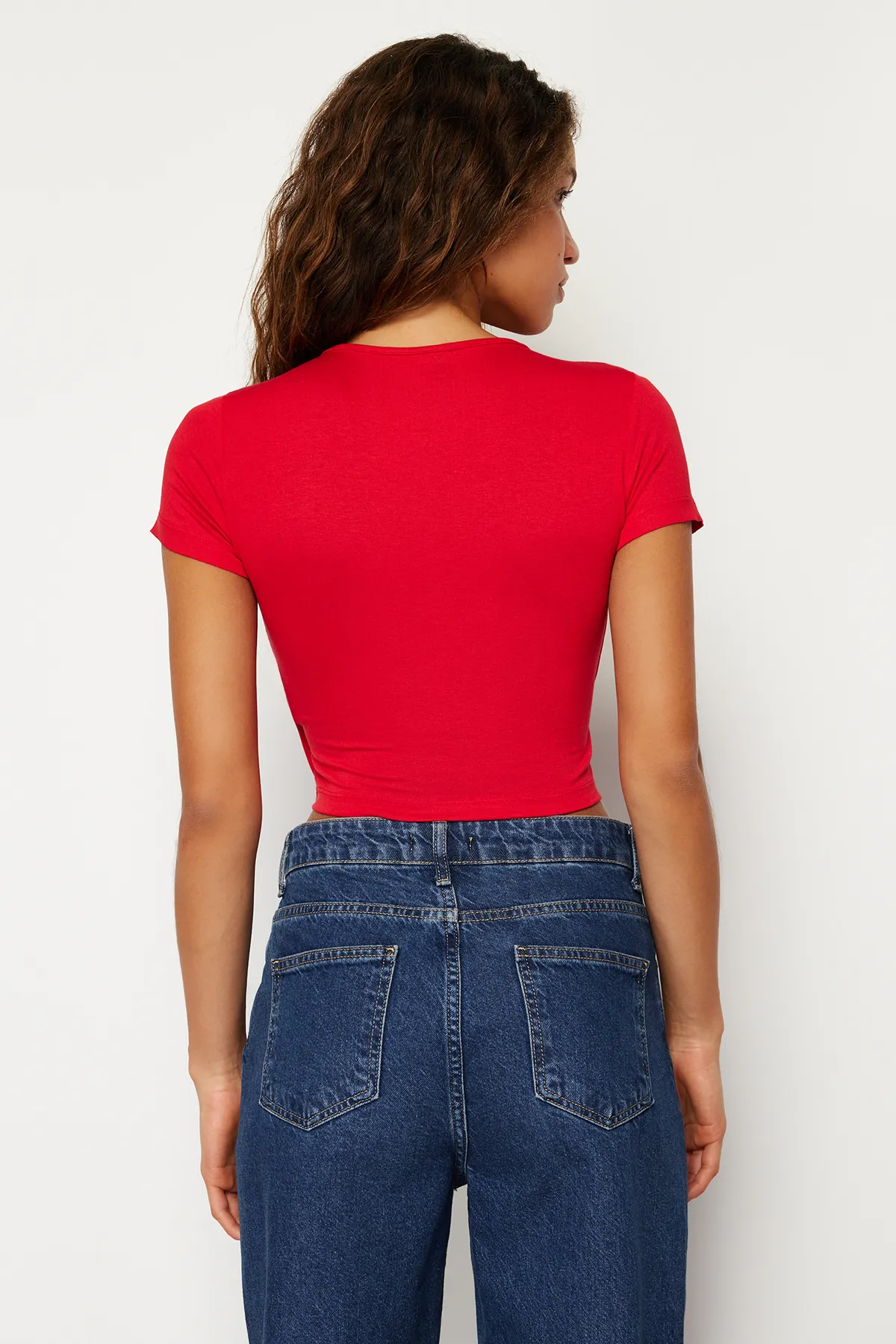 Trendyol Collection  Rote taillierte/taillierte Zweireiher-Kragen-Kurzbluse aus Viskose-Stretch-Strick TWOSS22BZ0536