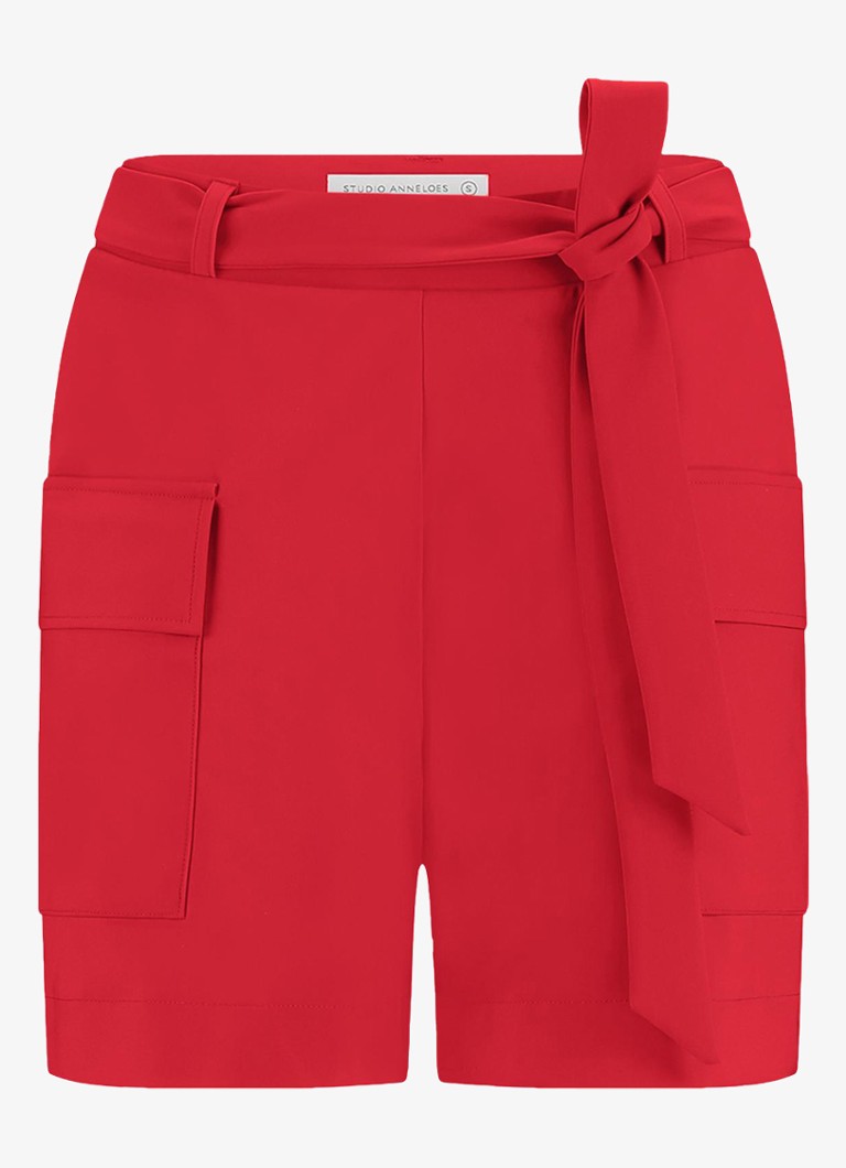 Pantaloni scurți Jolie de la Studio Anneloes, cu talie înaltă și croială dreaptă, cu buzunare cu clapă și curea legată.