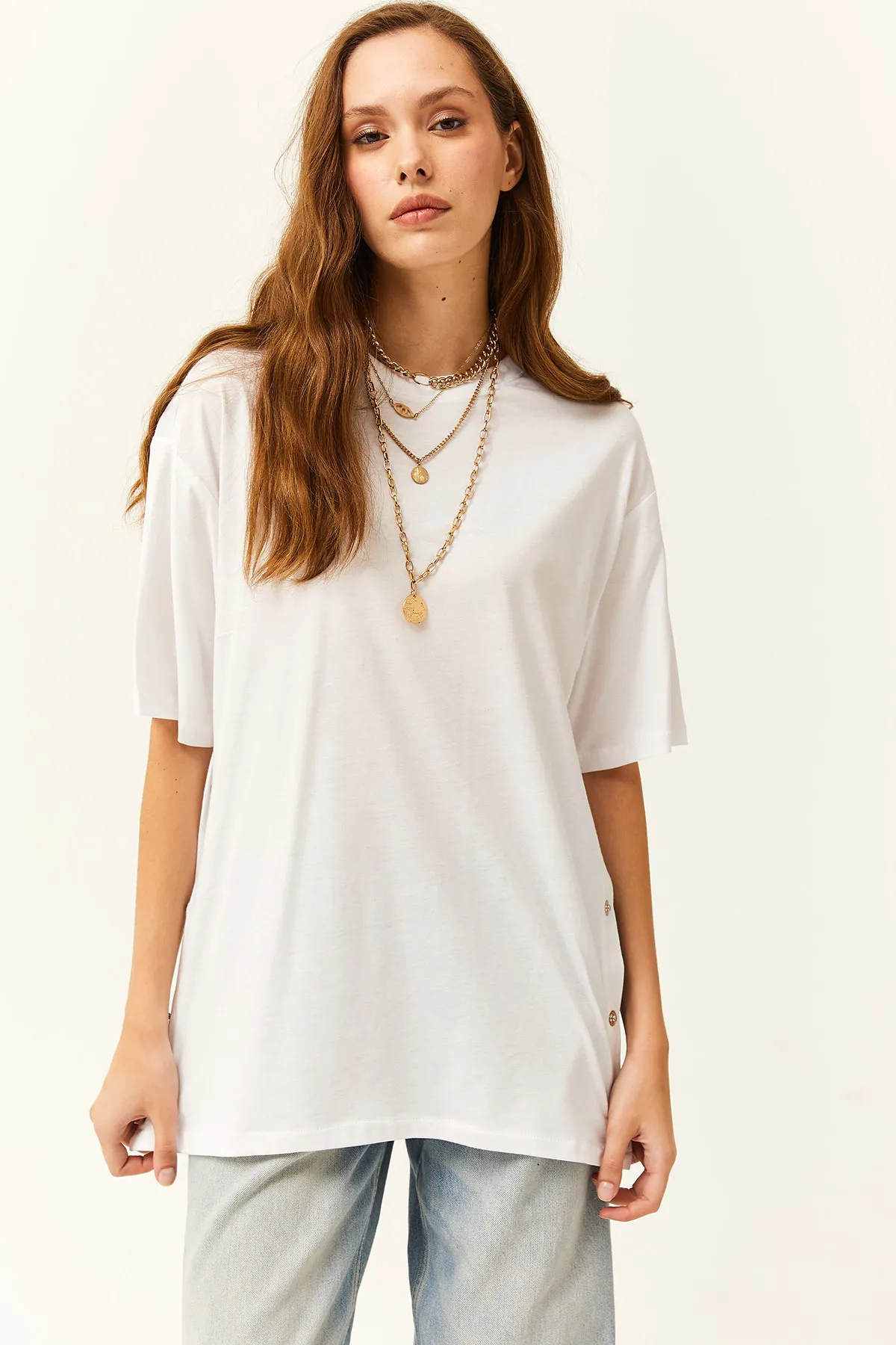 Olalook  Weißes Damen-T-Shirt aus Baumwolle mit goldenen Knöpfen an den Seiten TSH-19000762