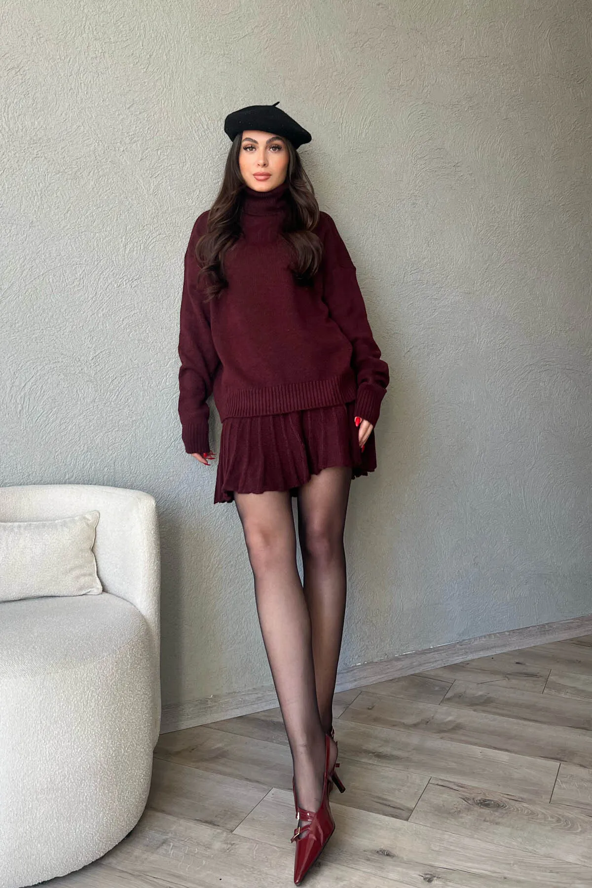 Seda Yalçın Atelier  Set aus Rollkragenpullover und Rock in Weinrot