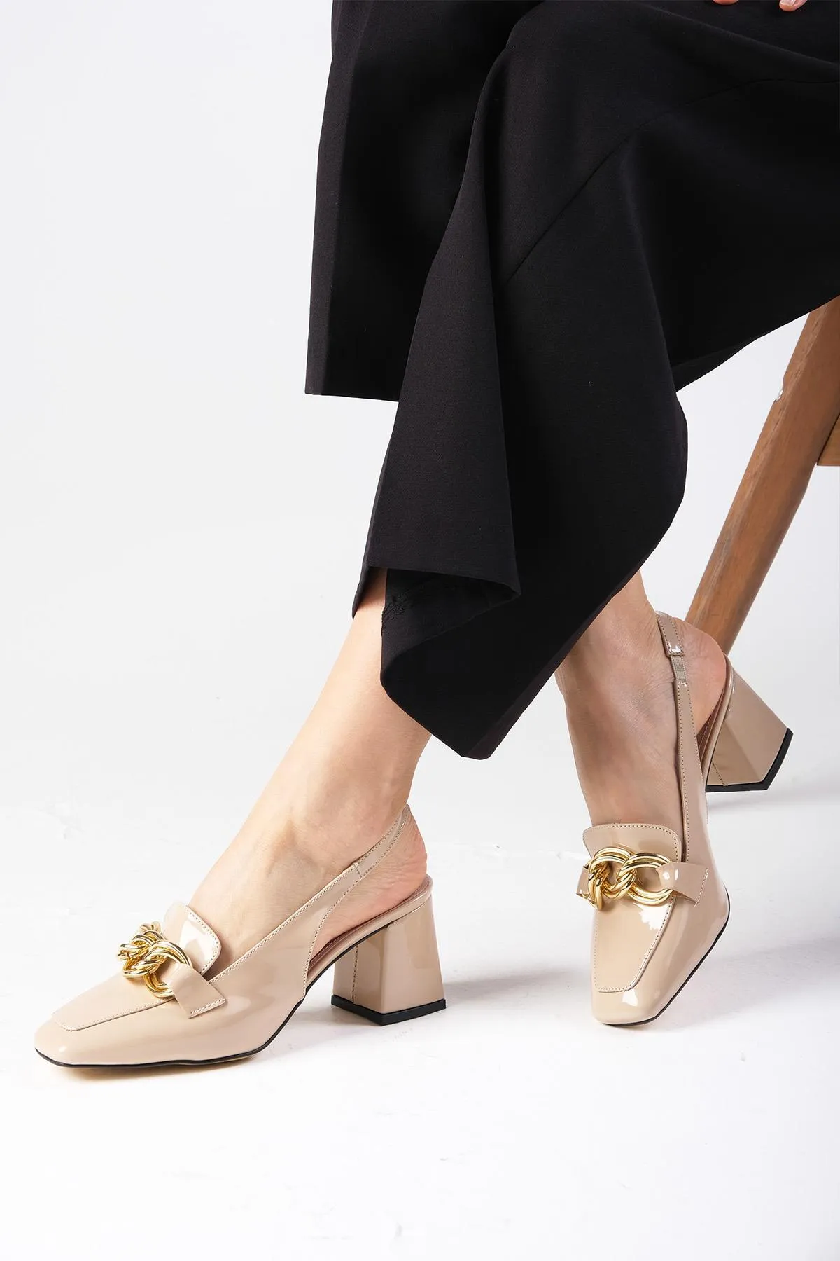 Mio Gusto  Corinne – Damenschuhe mit Absatz und stumpfer Spitze aus Lackleder in Nude-Farbe, offener Rückseite und dickem Absatz