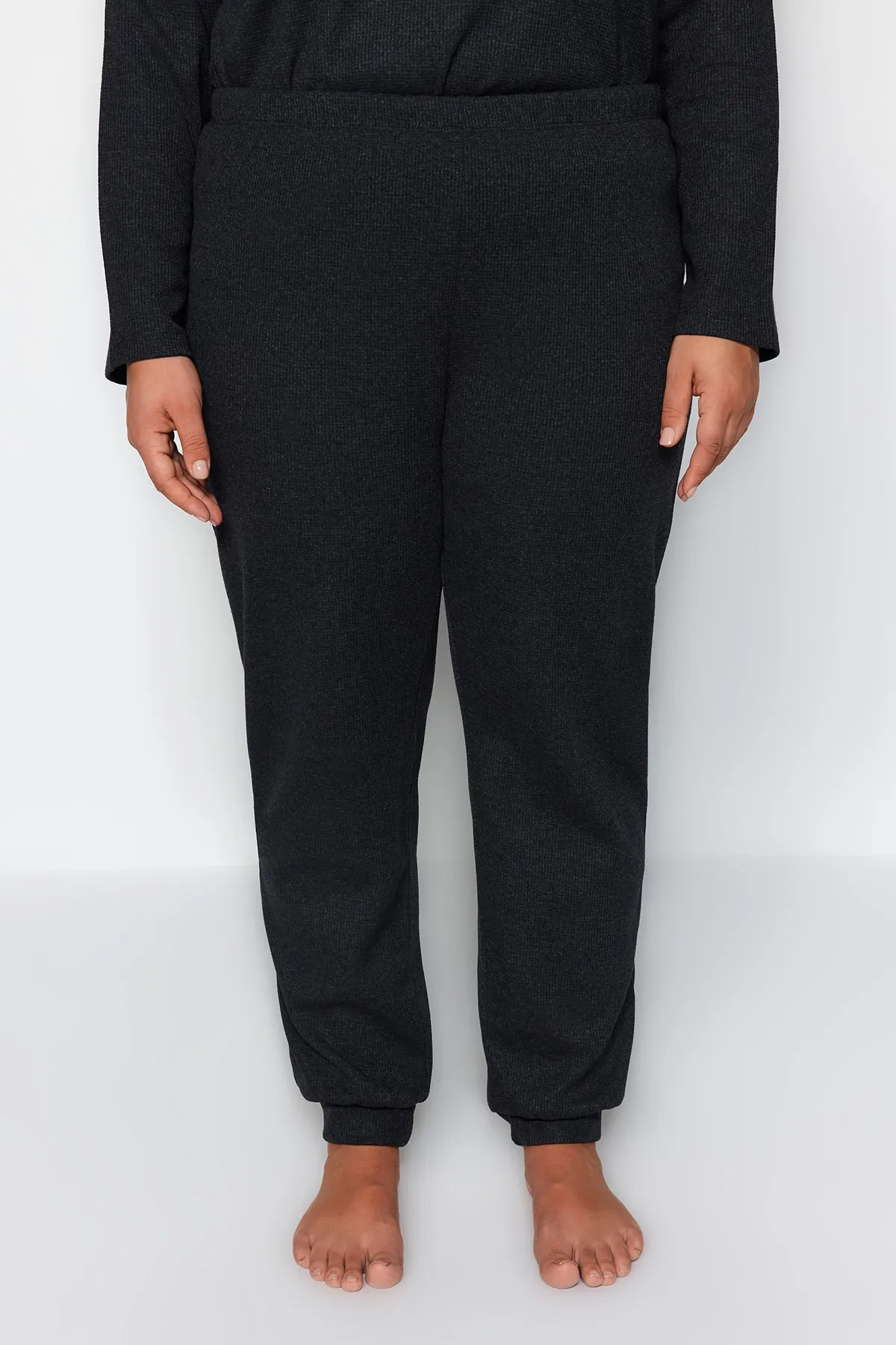 Trendyol Curve  Geräuchertes Pyjama-Set aus strukturiertem Strick TBBAW24AI00000