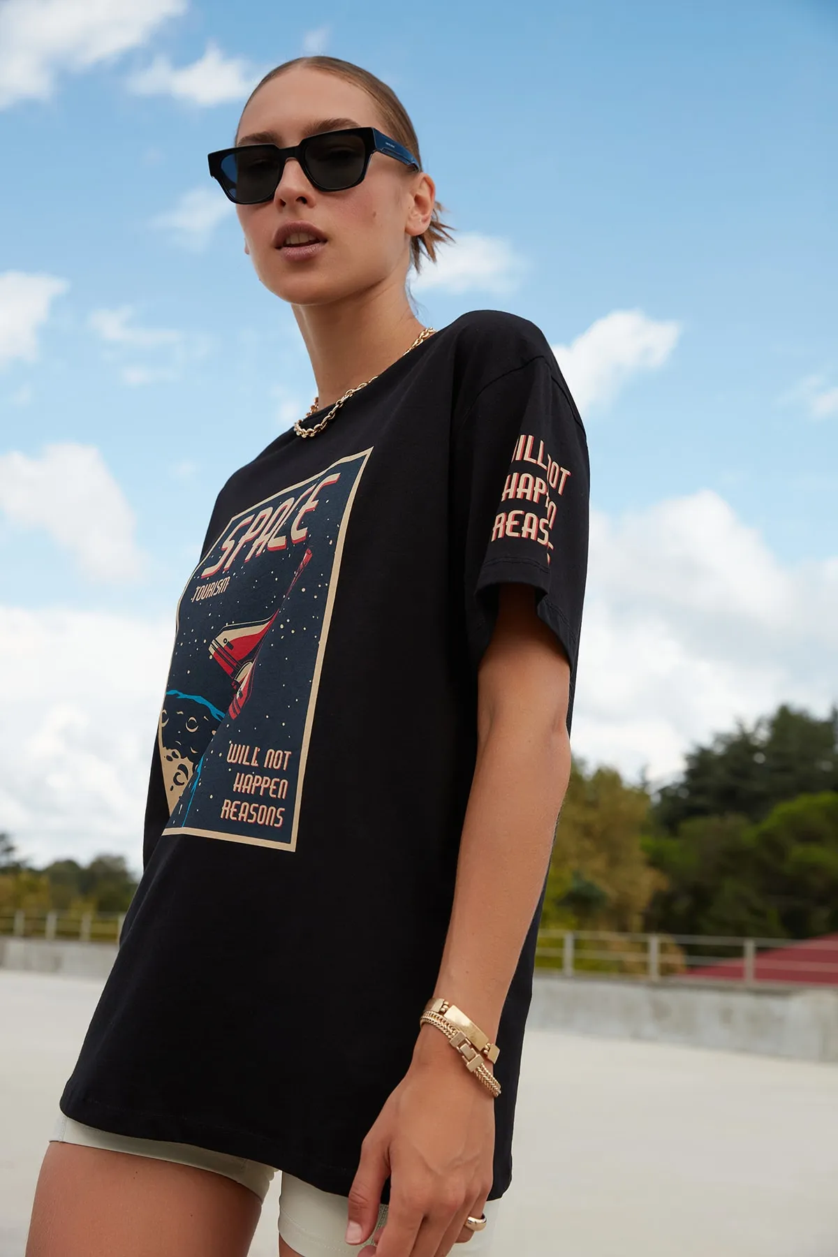 Trendyol Collection  Schwarzes Strick-T-Shirt mit Rundhalsausschnitt und Weltraum-Print aus 100 % Baumwolle im Boyfriend-Stil TWOSS21TS3663