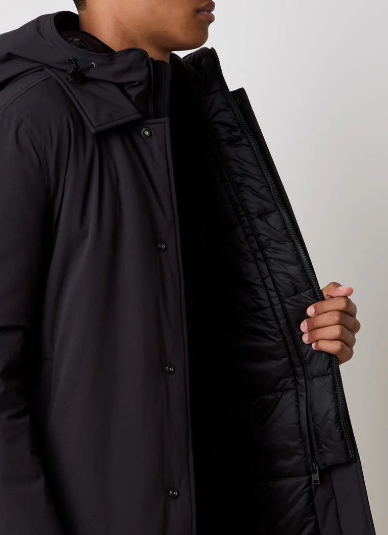 Parka Woolrich cu glugă și buzunare cu fermoar.