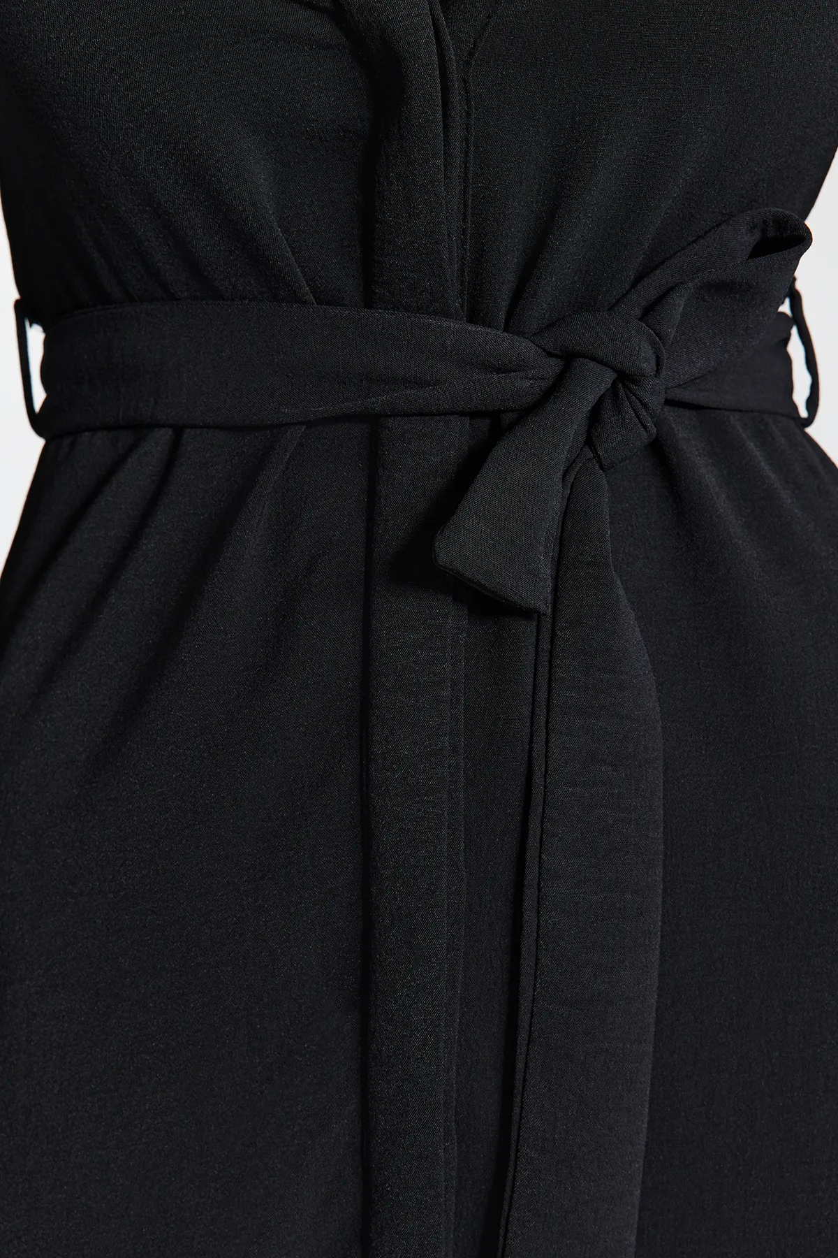 Trendyol Collection  Schwarzes, gewebtes Hemdkleid mit Gürtel und Knöpfen TWOAW24EL00359