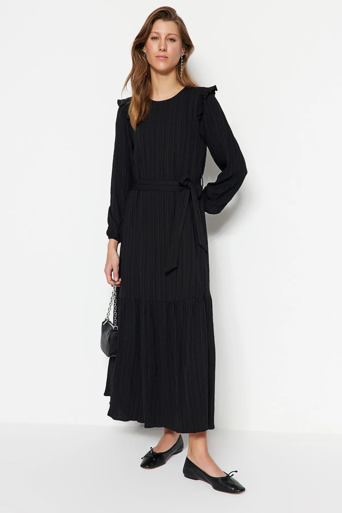 Trendyol Modest  Schwarzer Rüschenrock mit Gürtel und Volants, gefüttertem Viskose-Mischgewebe-Kleid TCTSS23EB00290