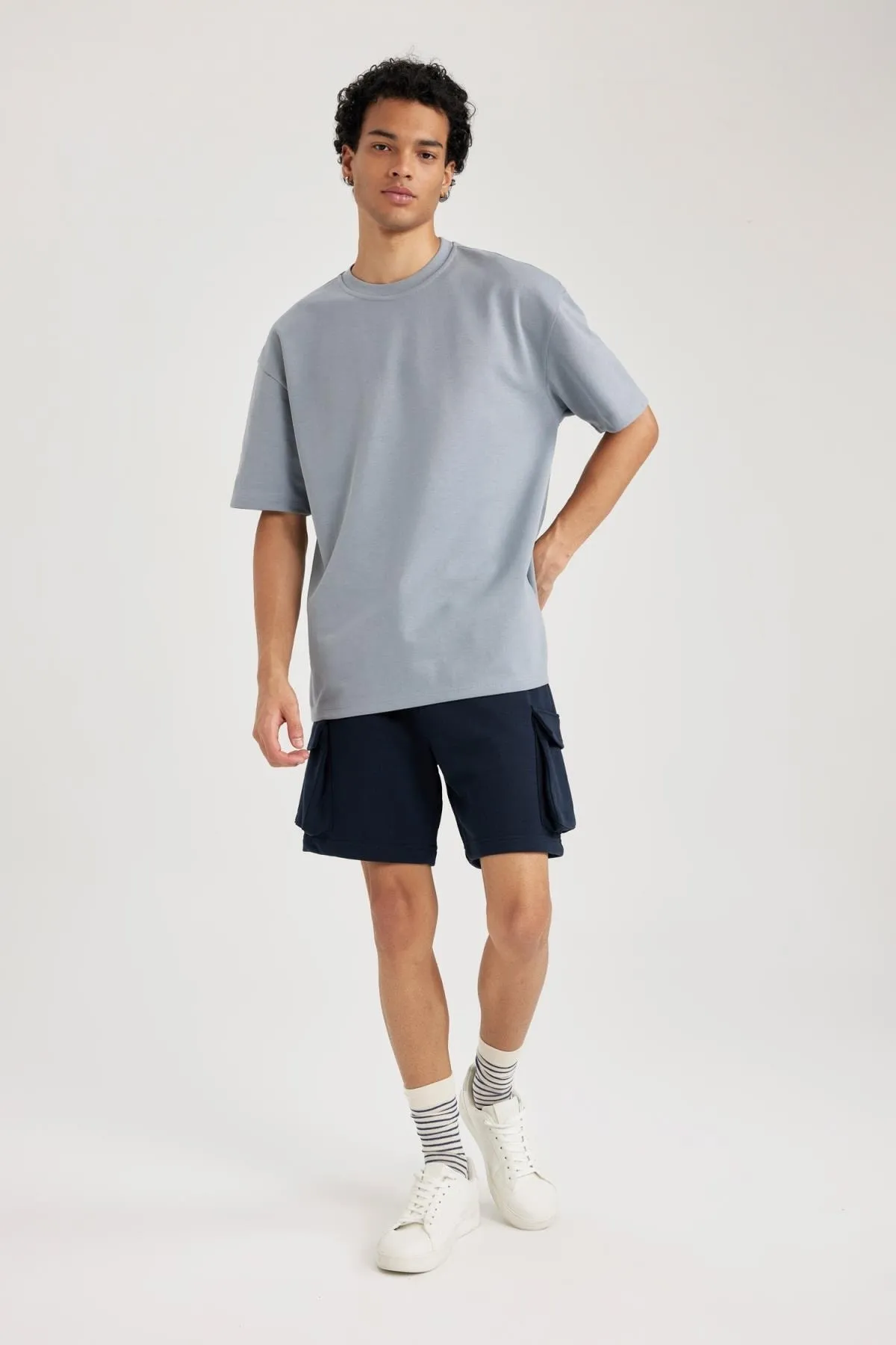DeFacto  Kurzarm-Basic-T-Shirt aus schwerem Stoff mit Rundhalsausschnitt in Oversize-Passform X3926az23au