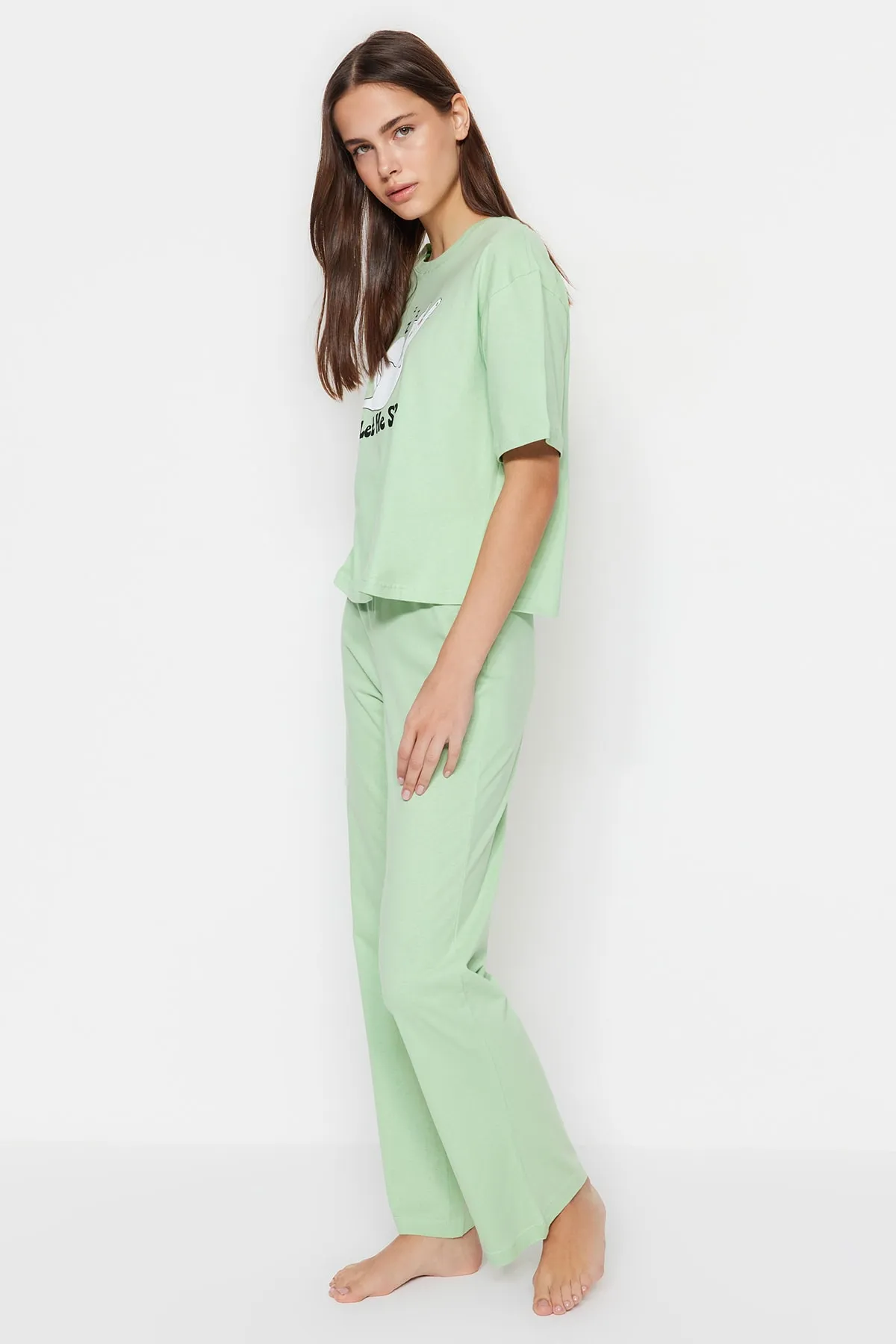 Trendyol Collection  Hellgrünes, gestricktes Pyjama-Set mit T-Shirt und Hose aus 100 % Baumwolle mit Tiermuster THMSS23PT00134