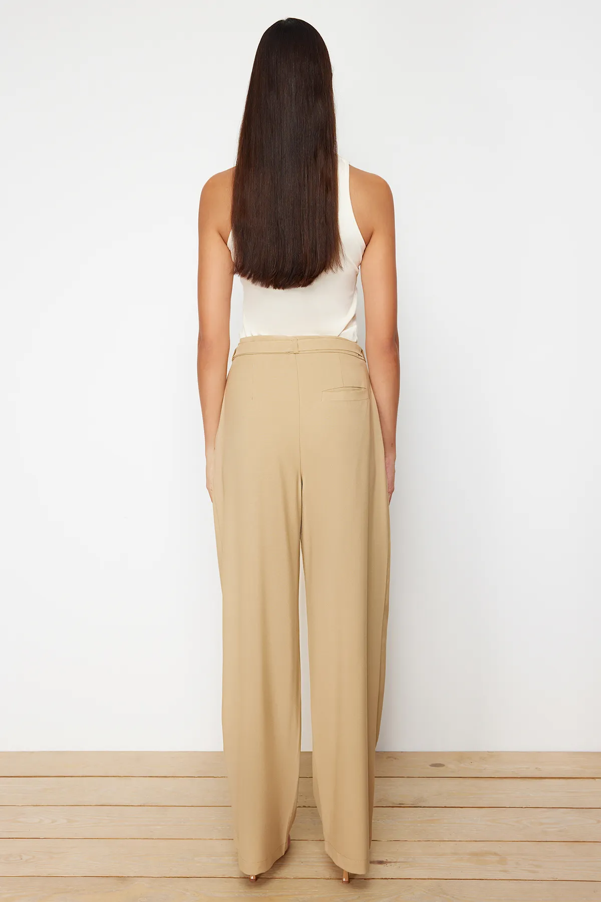Trendyol Collection  Nerzfarbene Hose mit geradem Schnitt und Gürteldetail TWOSS24PL00023