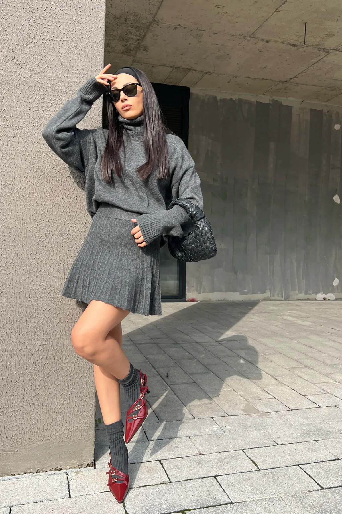 Seda Yalçın Atelier  Anthrazitfarbenes Strickset mit Rollkragenpullover und Rock