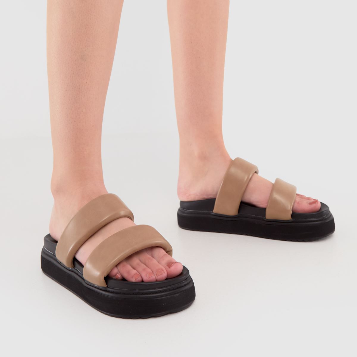 Schuh True párnázott szandál natúr színben