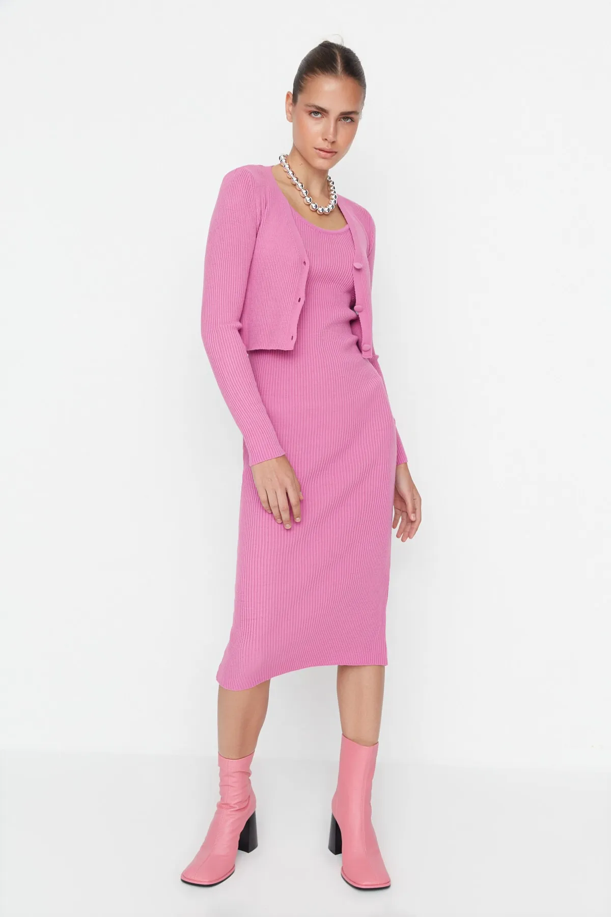 Trendyol Collection  Rosa tailliertes Midi-Strick-Cardigan-Kleid-Set TWOSS21EL0208