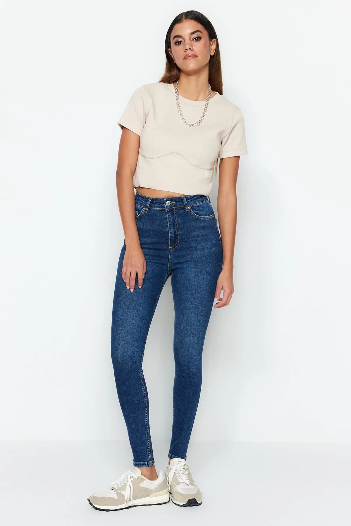 Trendyol Collection  Dunkelblaue Skinny Jeans mit normaler Taille TWOSS23JE00073
