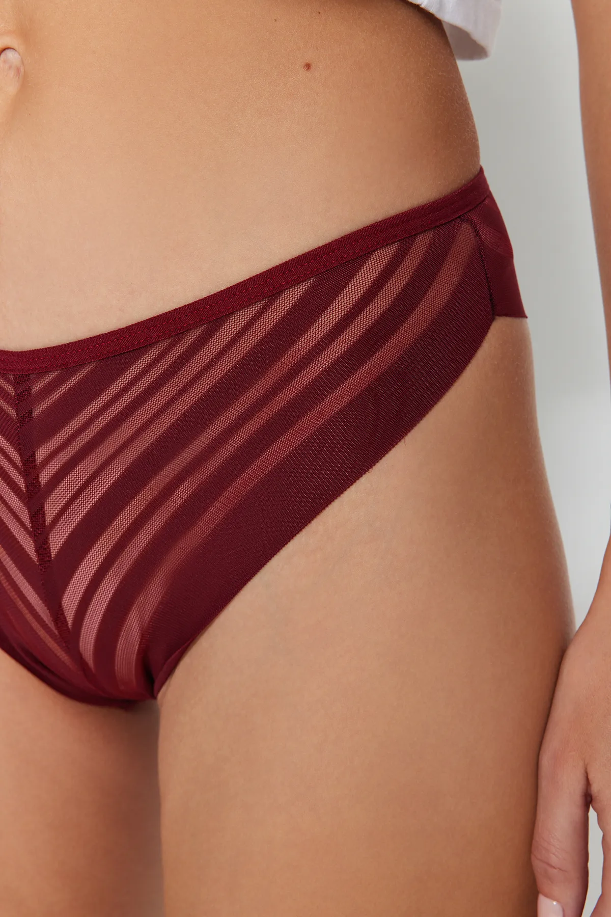 Trendyol Collection  Brasilianische Strickhöschen aus Poliamid im 3er-Pack in Schwarz-Weiß-Burgunderrot THMAW24KU00013