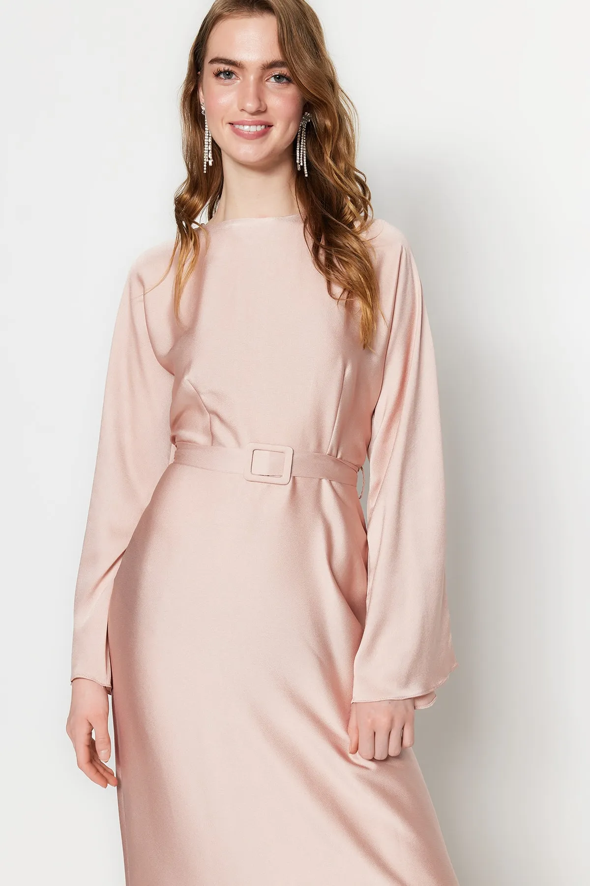 Trendyol Modest  Hellrosa Abendkleid aus Satin mit Gürtel TCTSS23DB00019
