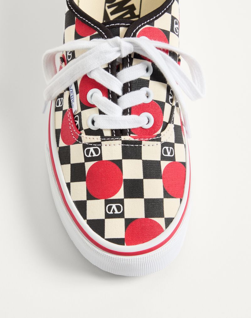 Tênis de cano baixo Valentino Garavani e Vans em tecido com estampa xadrez VLogo e detalhes em poá.