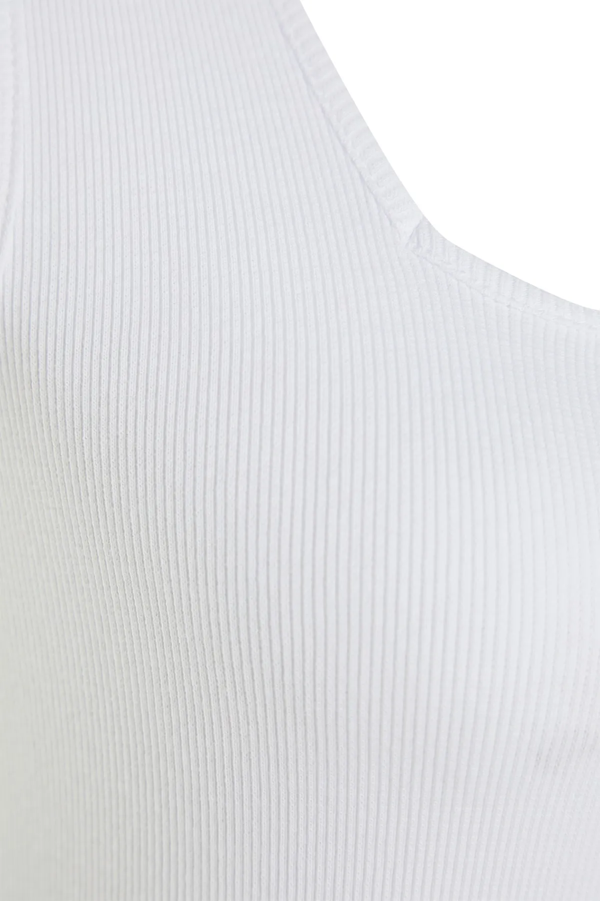 Trendyol Curve  Weißes Basic-Unterhemd mit geripptem Strick und quadratischem Kragen TBBSS22AL0011
