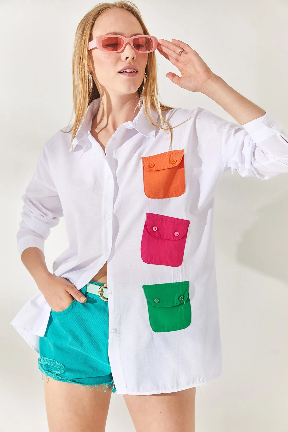 Olalook  Weißes, fuchsiafarbenes Oversize-Webhemd für Damen mit Taschendetail GML-19001051