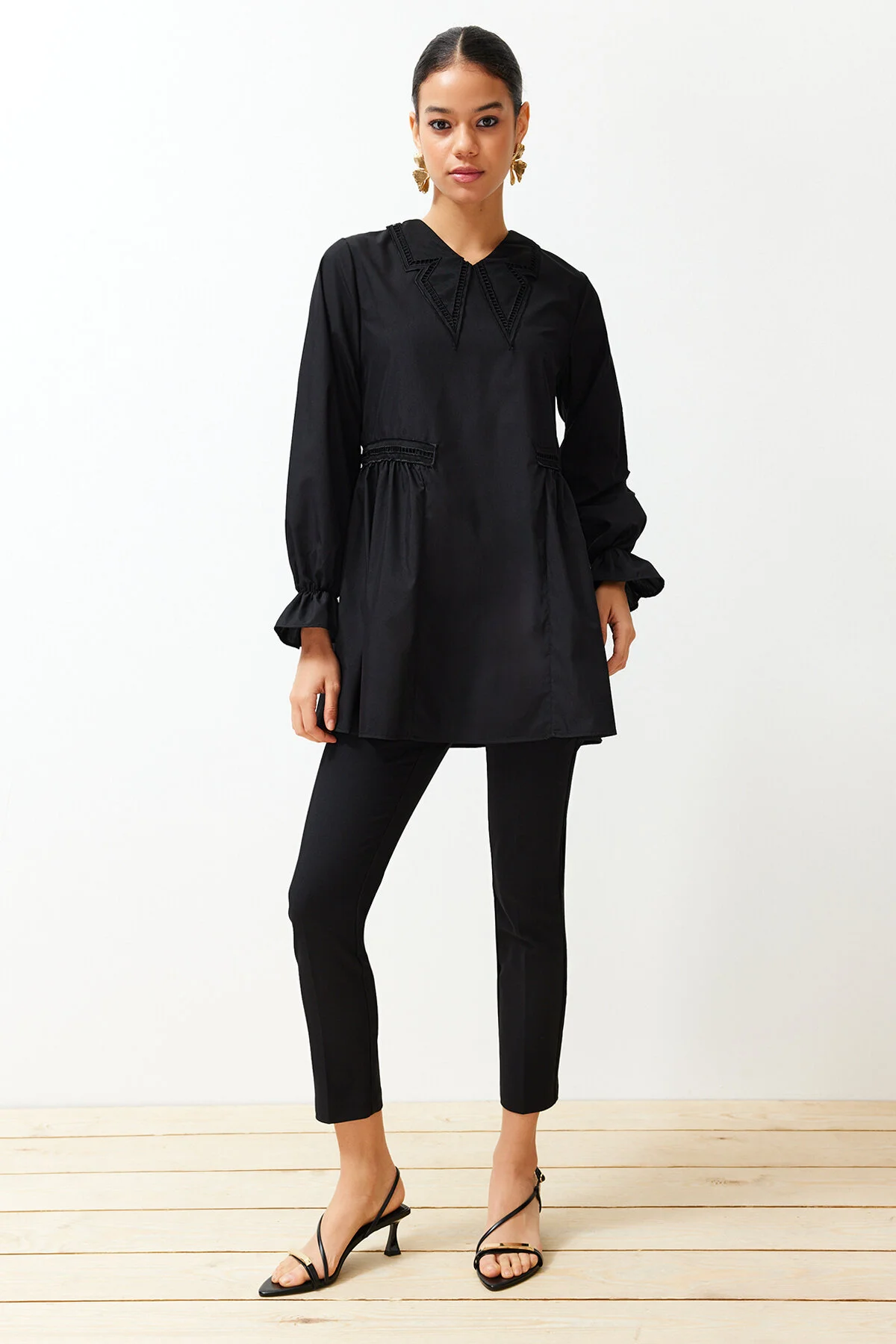 Trendyol Modest  Schwarze Tunika aus gewebter Baumwolle mit Kragendetail TCTSS24UK00001