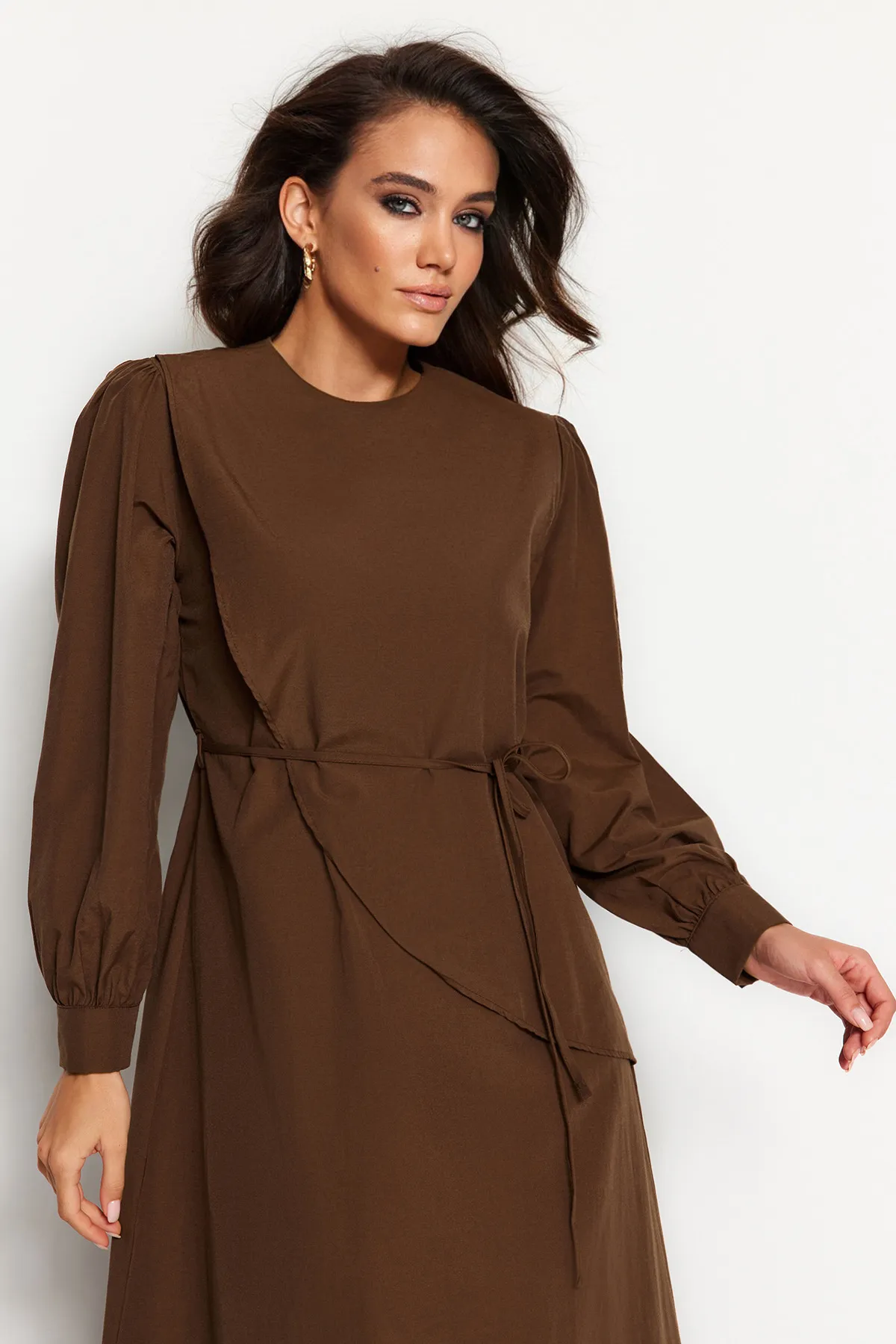Trendyol Modest  Braunes Kleid aus gewebter Baumwolle mit Schlitz und Gürtel vorne TCTSS23EB00360
